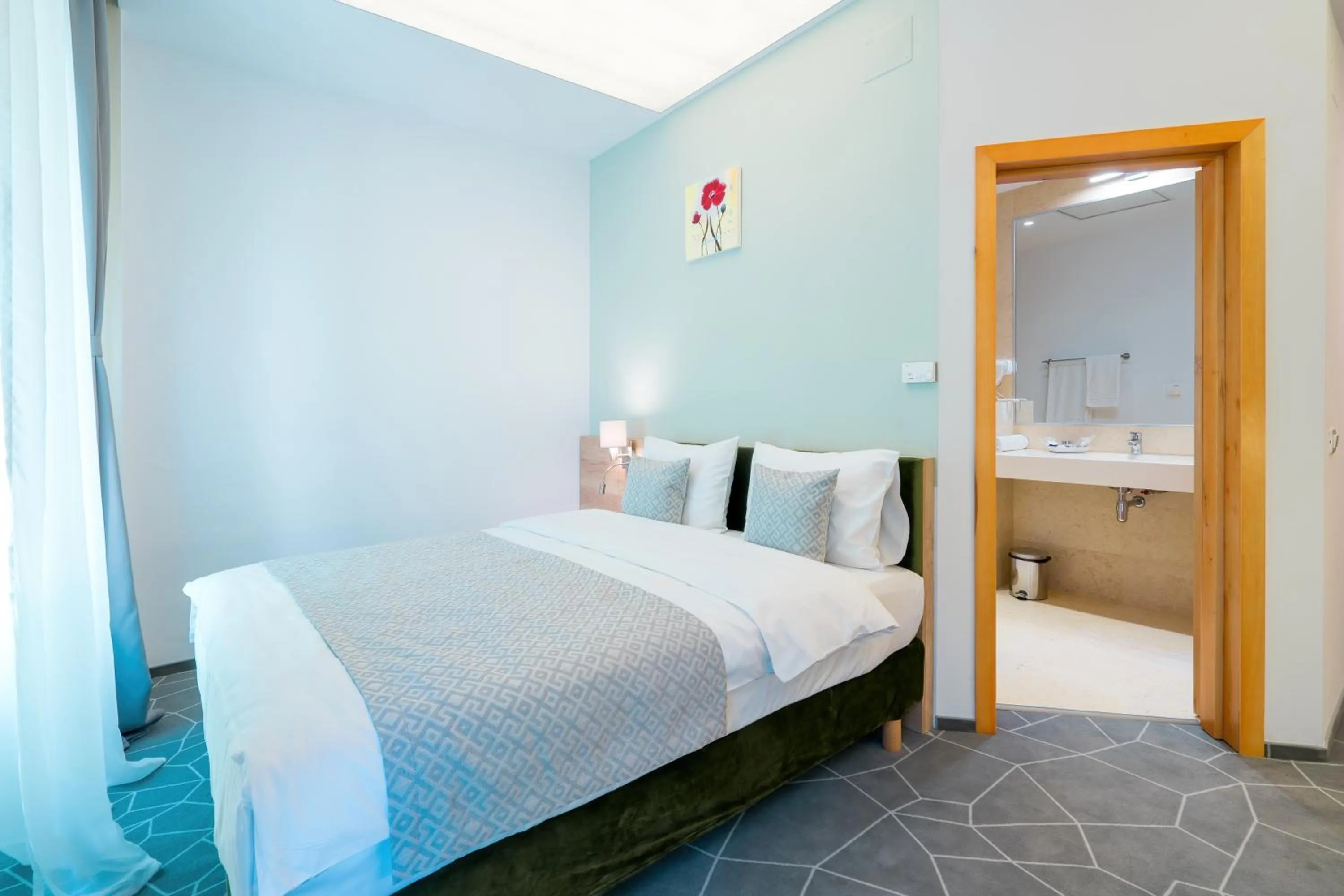 Photo of the whole room, Bed in Hotel Console