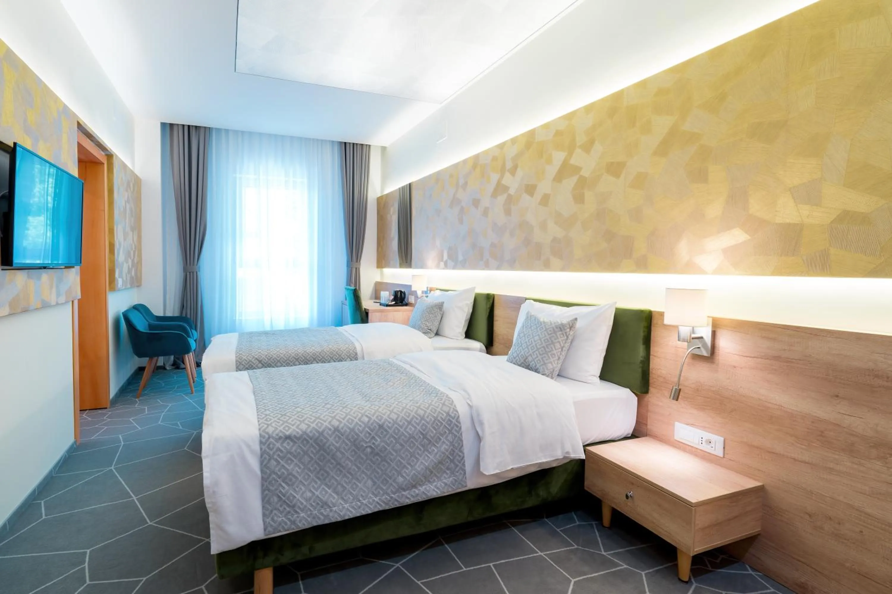 Photo of the whole room, Bed in Hotel Console