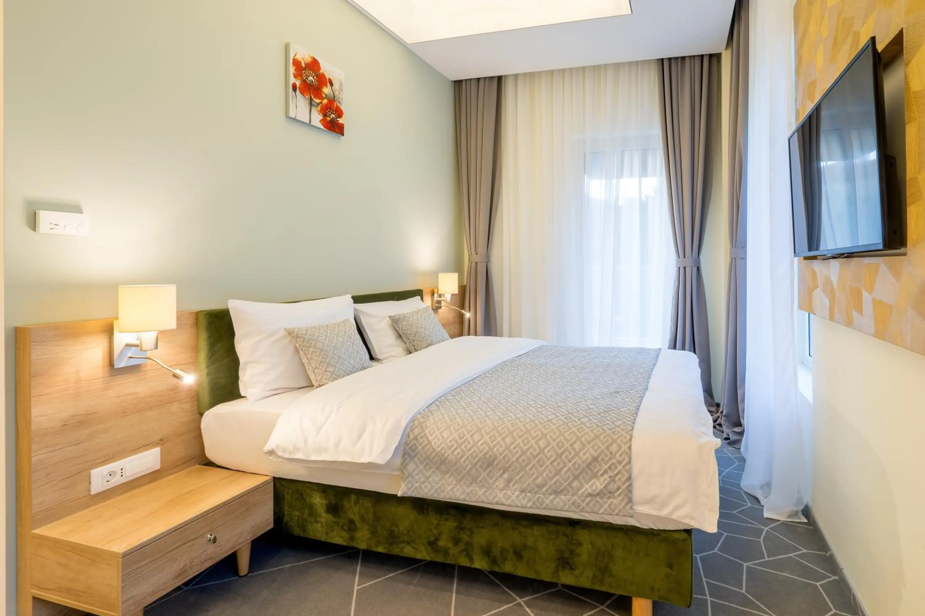 Photo of the whole room, Bed in Hotel Console