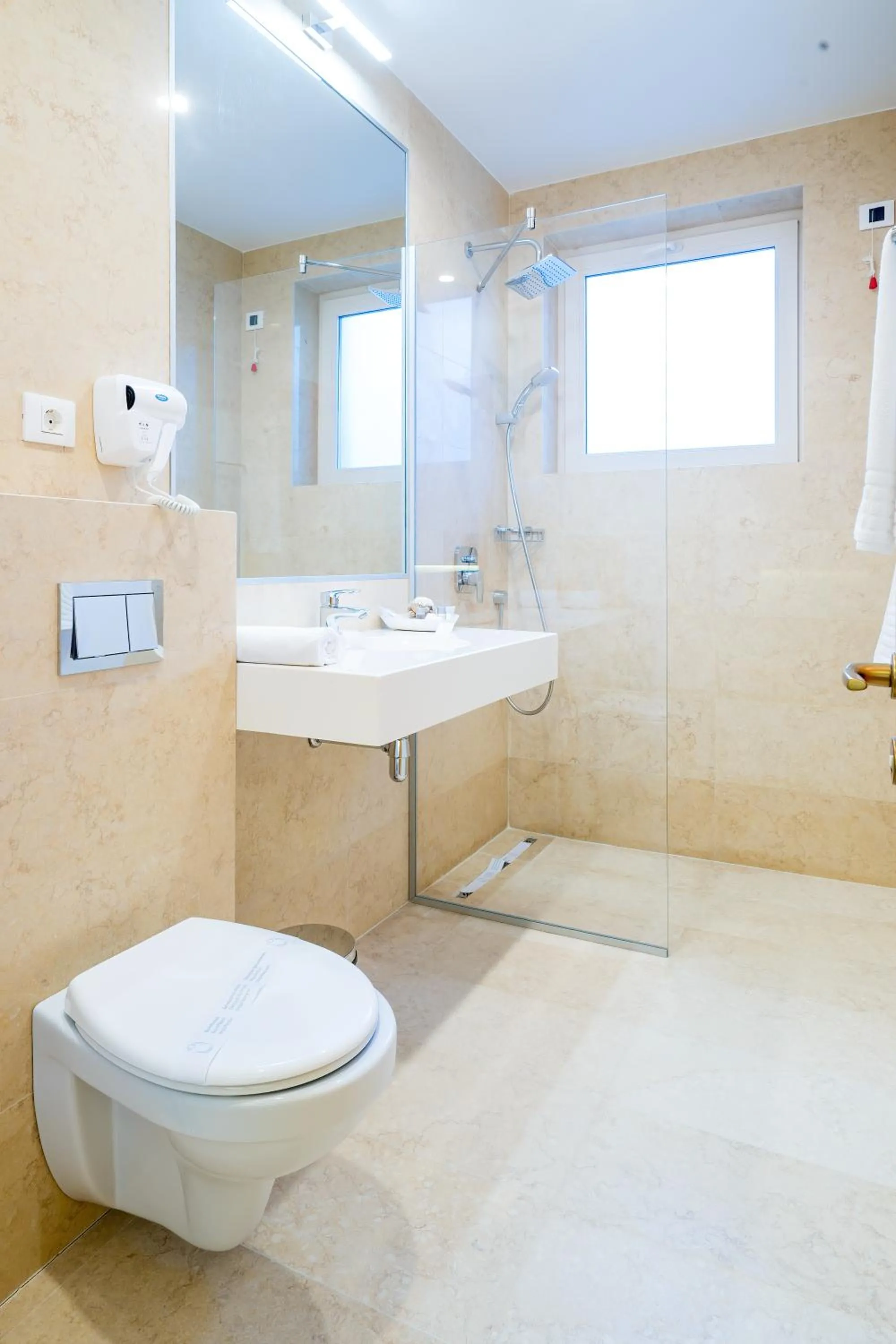 Shower in Hotel Console