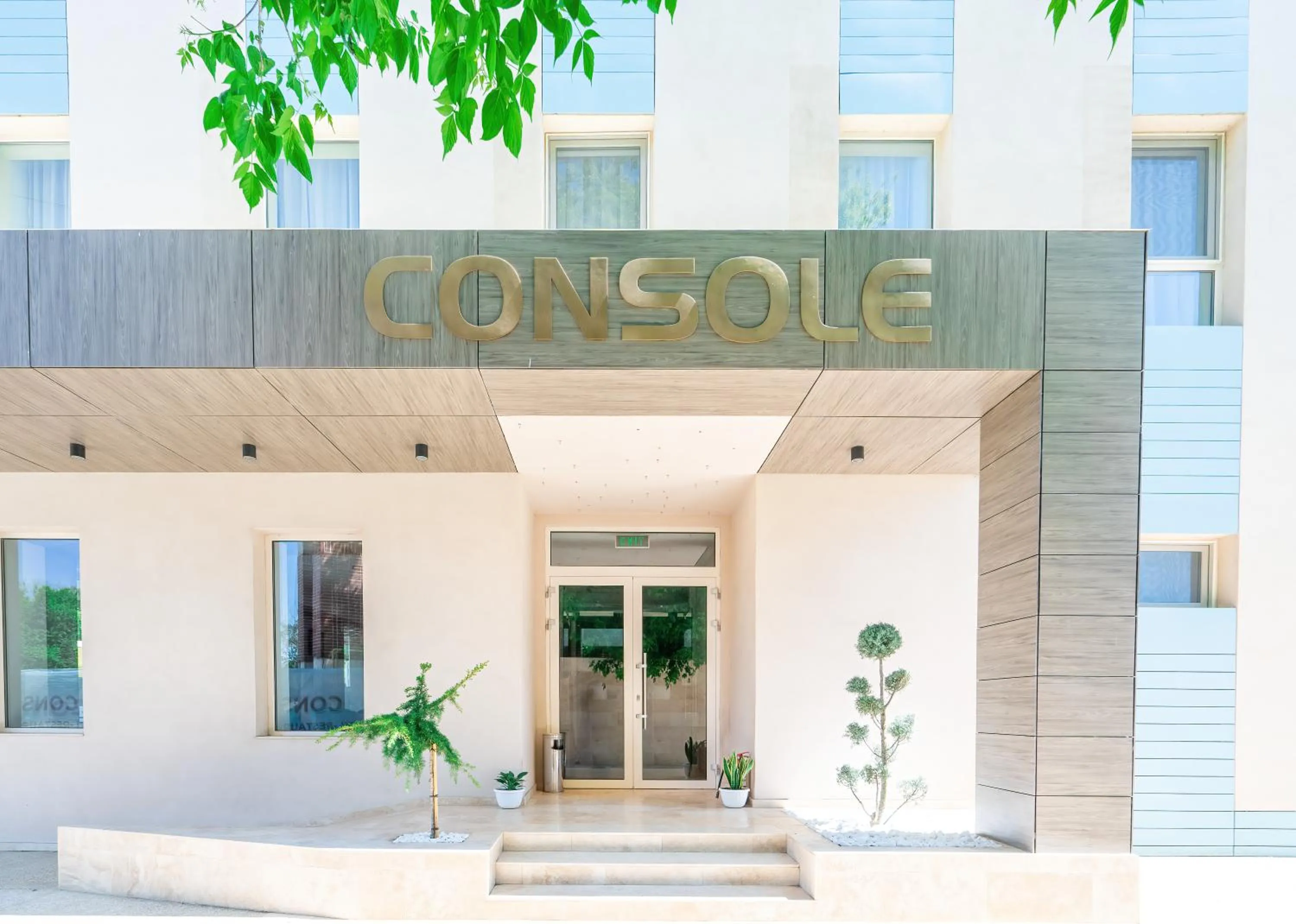 Facade/entrance in Hotel Console