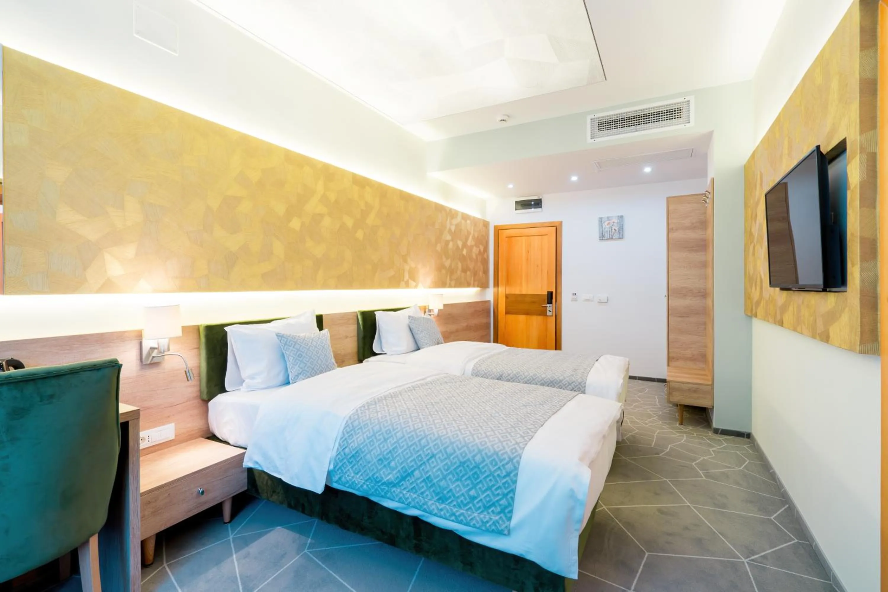 Photo of the whole room, Bed in Hotel Console