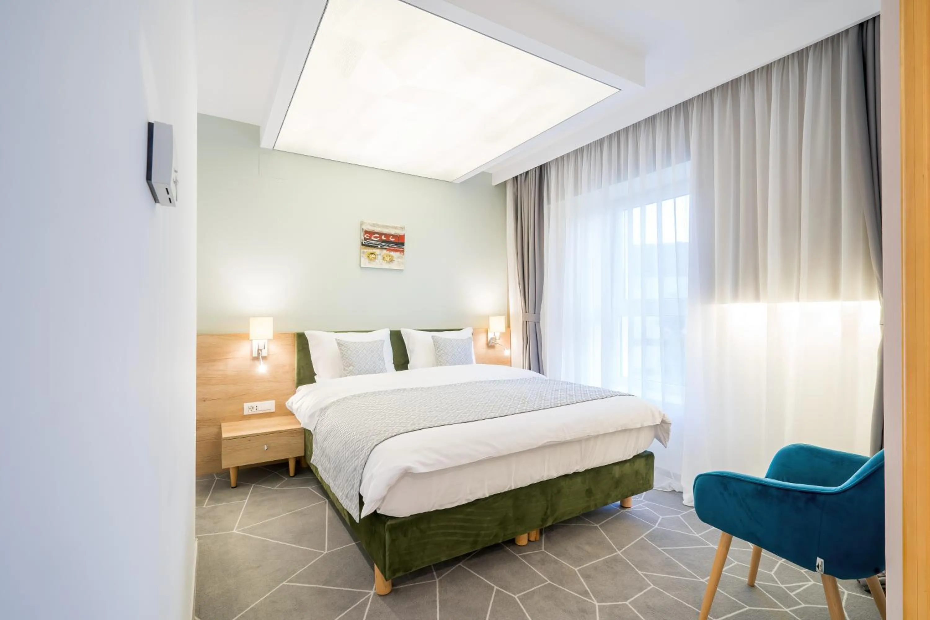 Photo of the whole room, Bed in Hotel Console