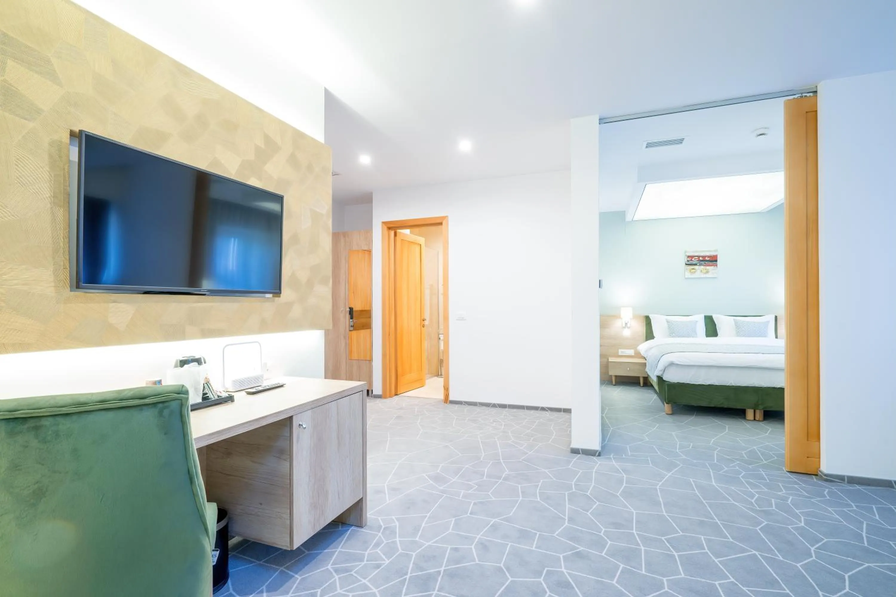 Photo of the whole room, Bed in Hotel Console