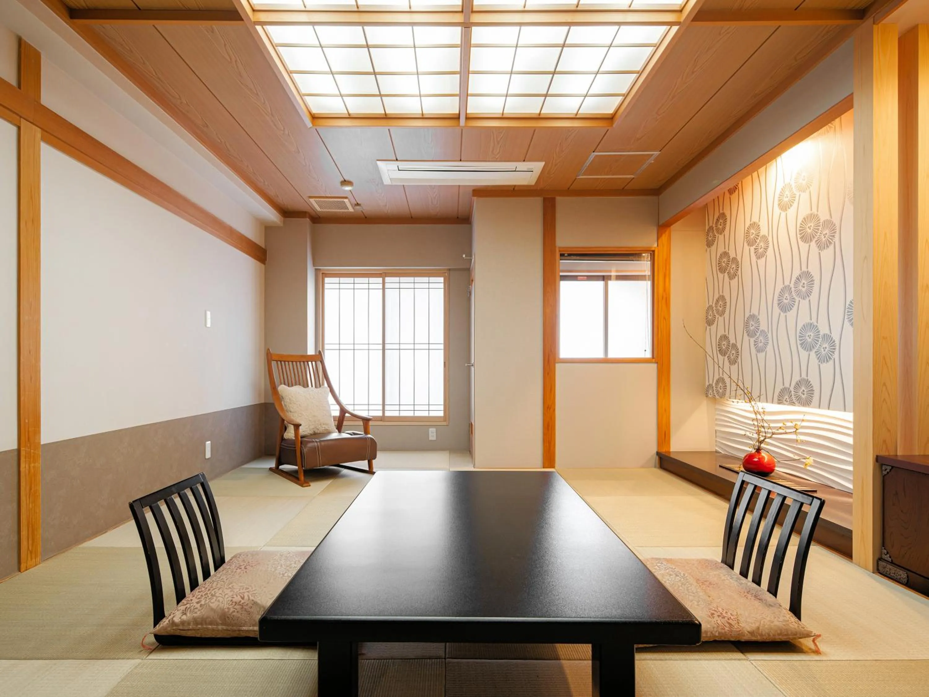 Photo of the whole room in Omori