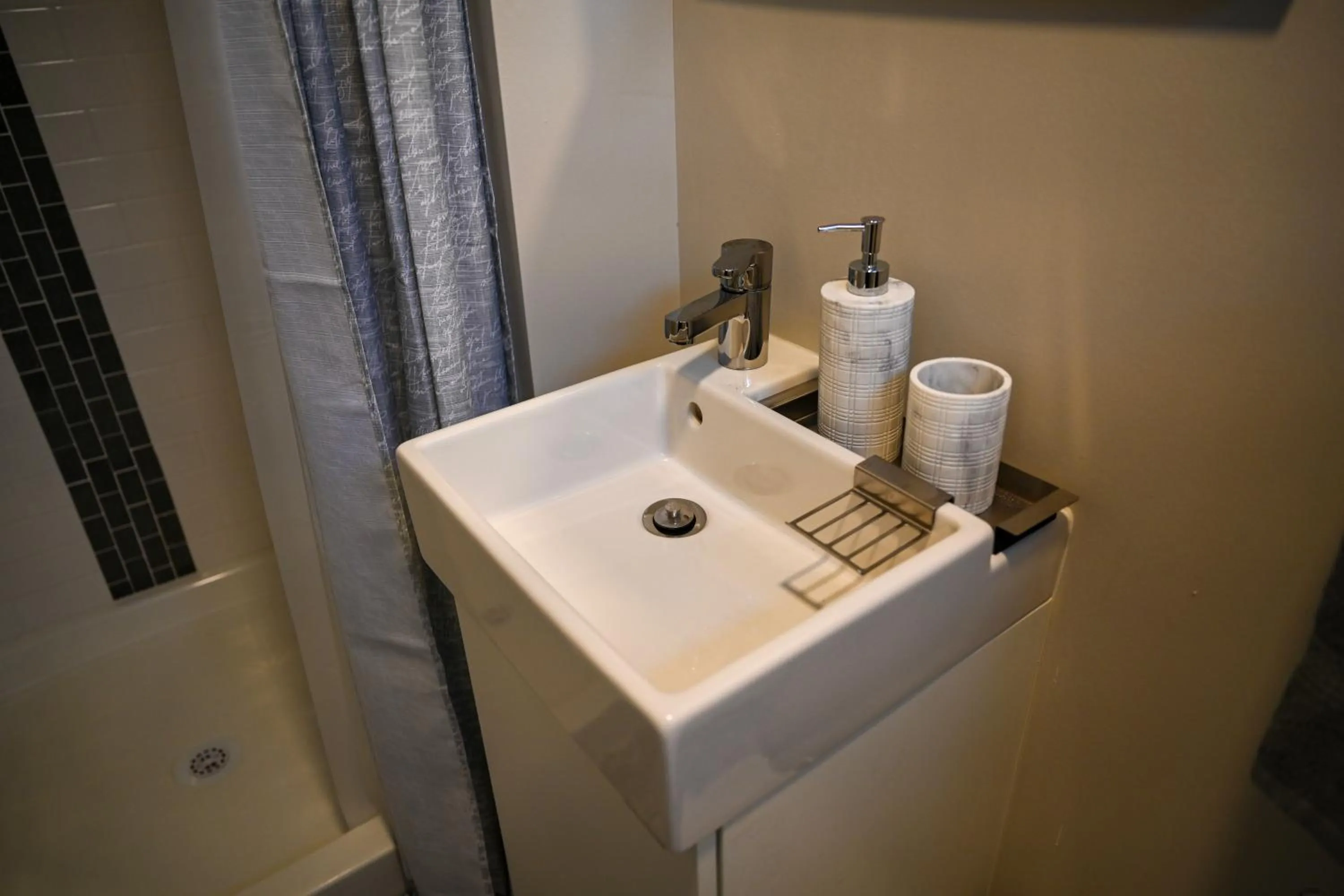 Cozy and Modern 1BR Apartment with WiFi and Dogs Welcome