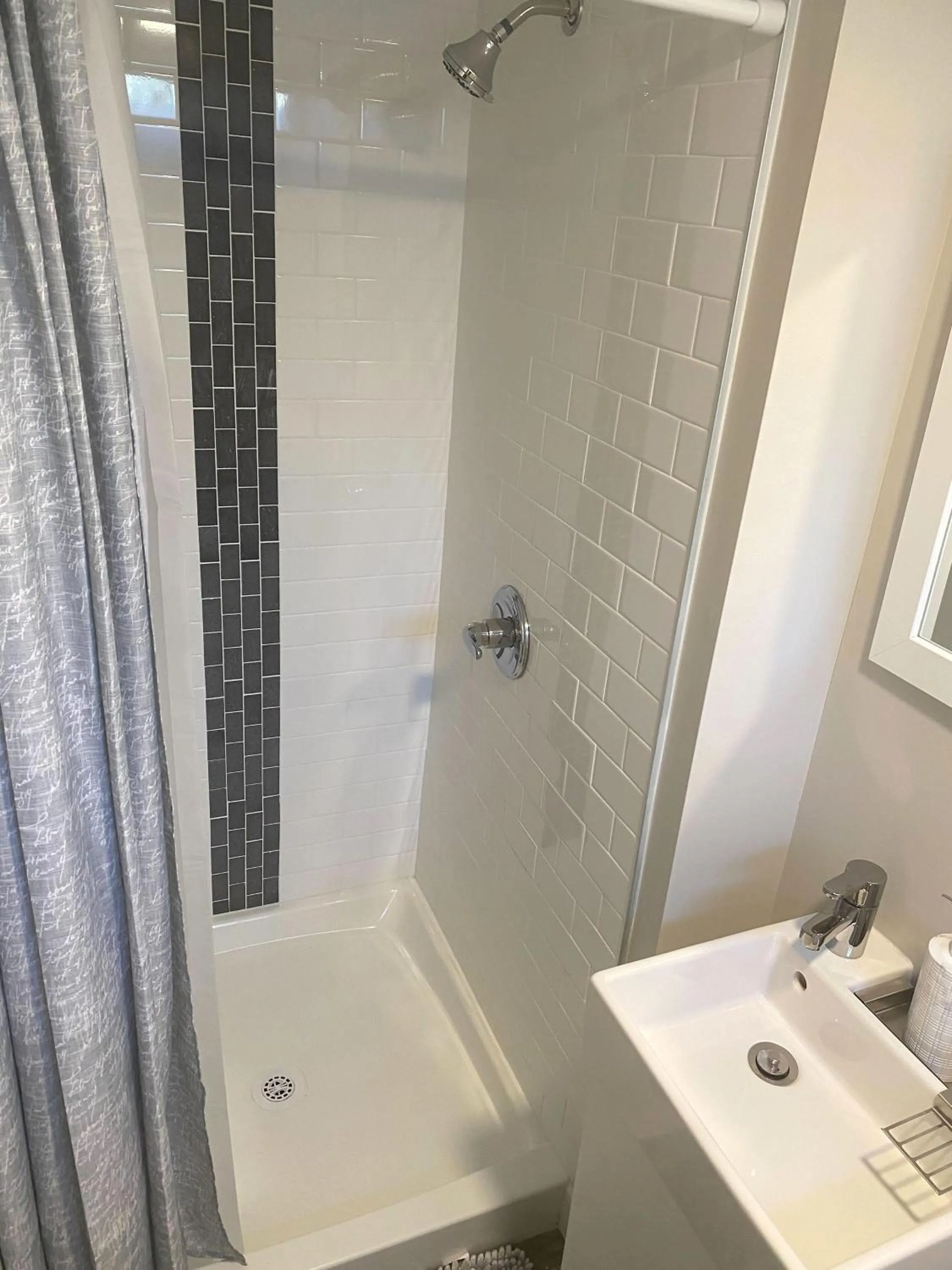 Bathroom in Cozy and Modern 1BR Apartment with WiFi and Dogs Welcome