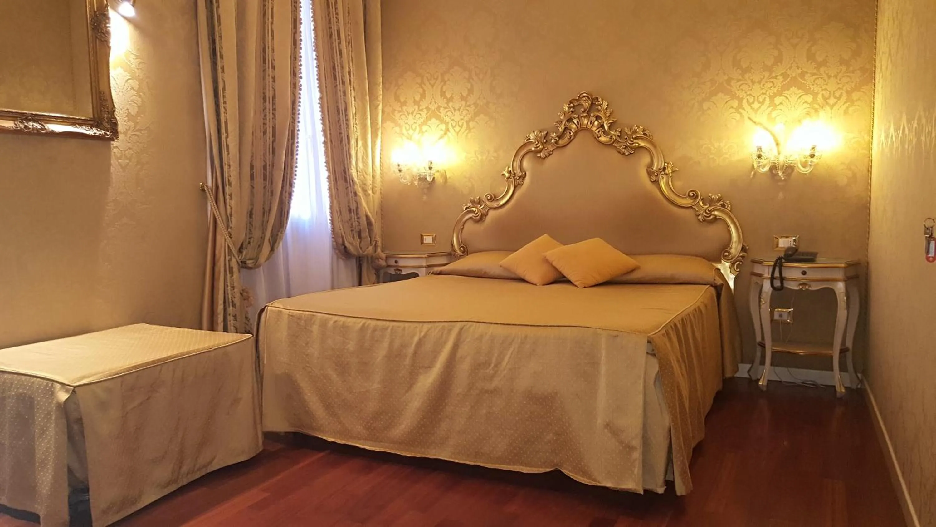 Photo of the whole room, Bed in Casa Pisani Canal