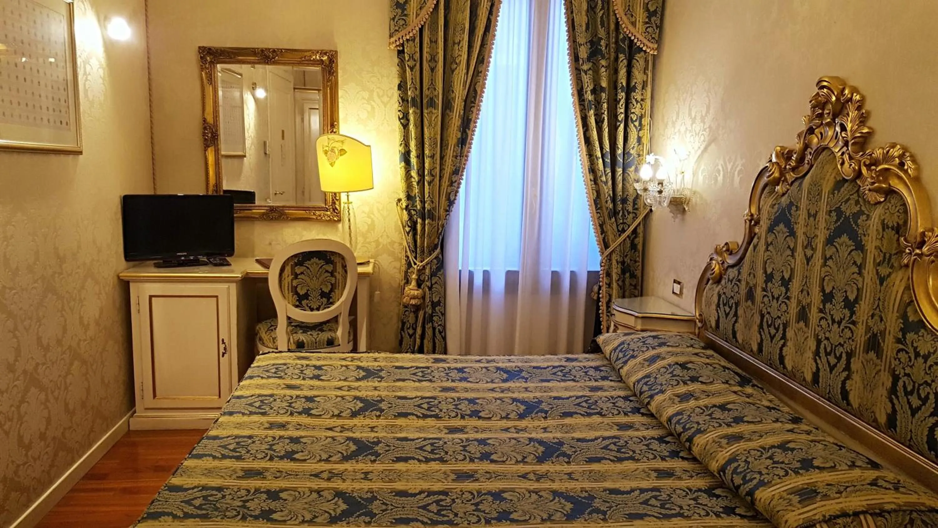 Photo of the whole room, Bed in Casa Pisani Canal