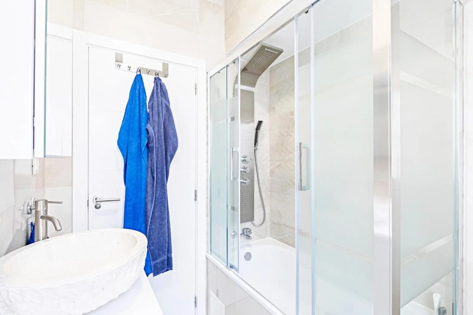 Bathroom in Light-flooded loft in Santa Cruz