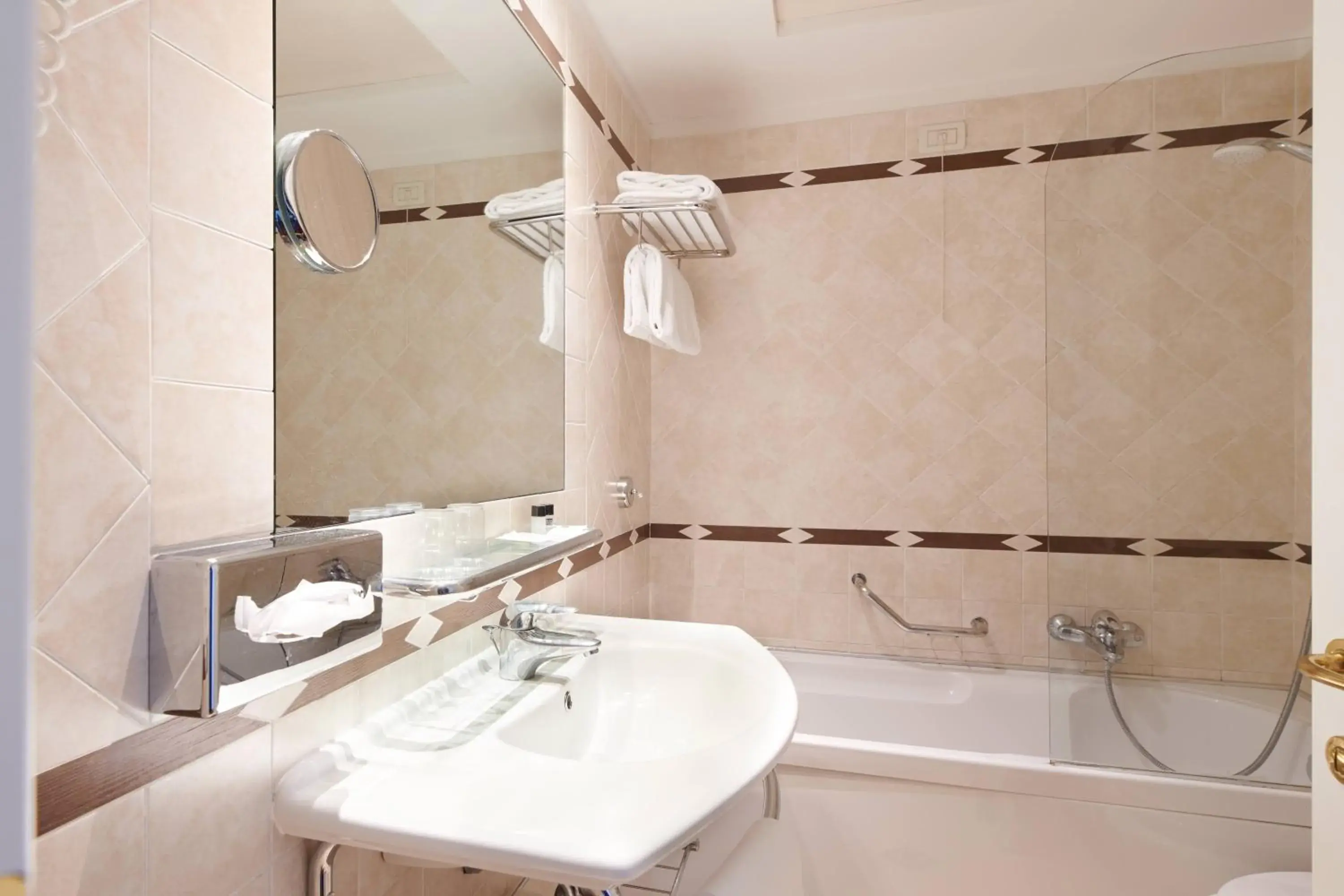 Bathroom in Hotel Plaza Bathroom in Hotel Plaza