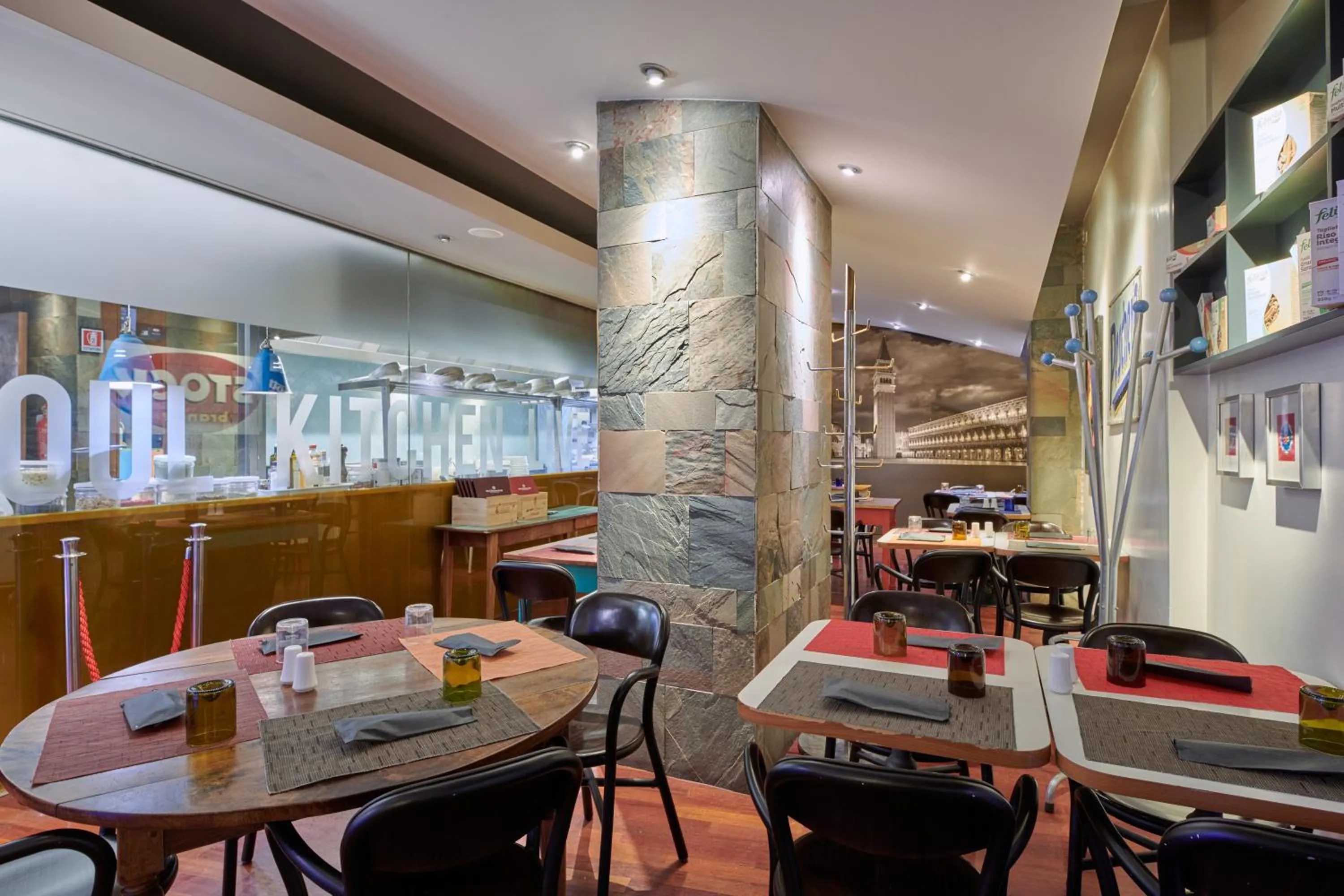 Restaurant/places to eat in Hotel Plaza