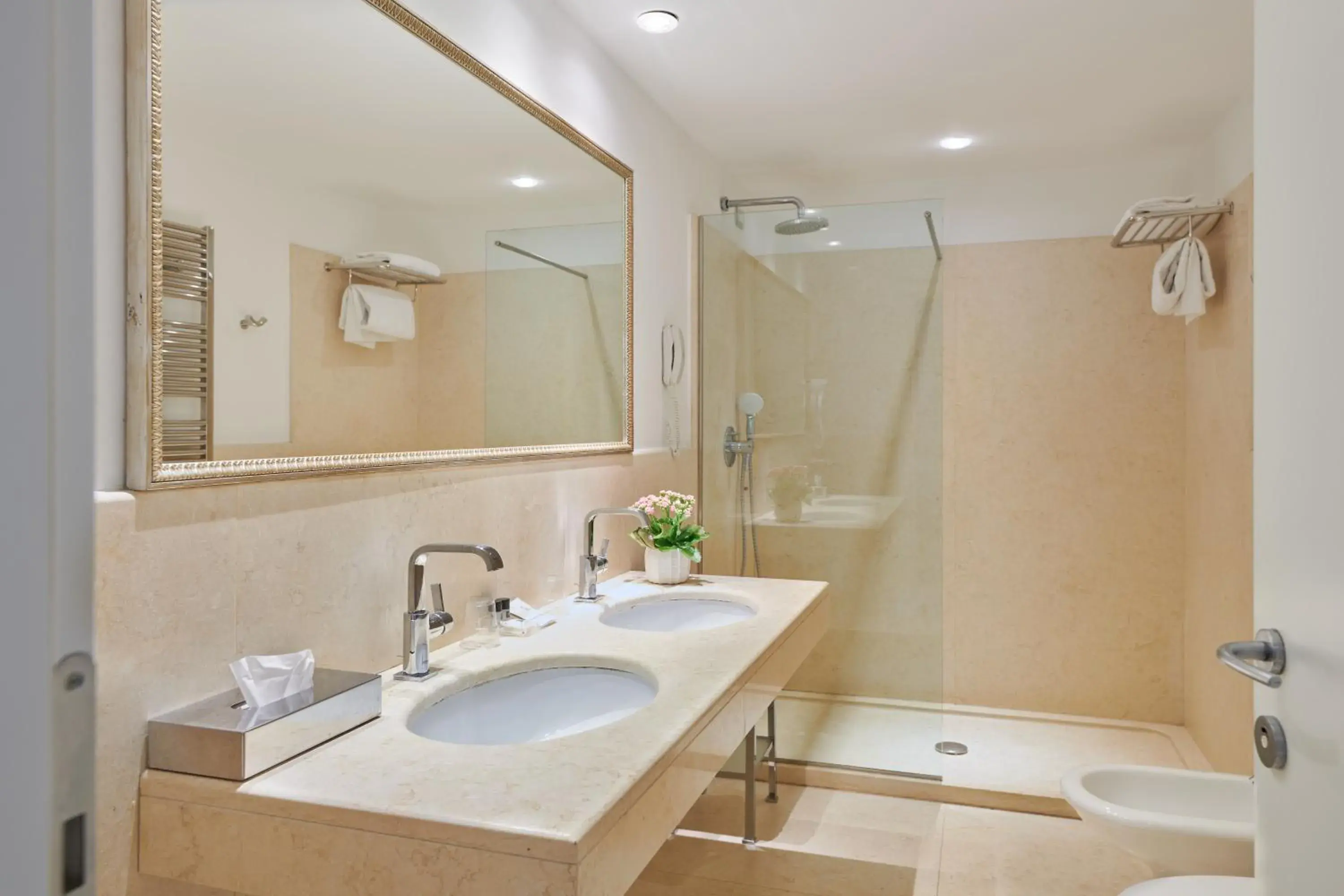 Bathroom in Hotel Plaza Bathroom in Hotel Plaza