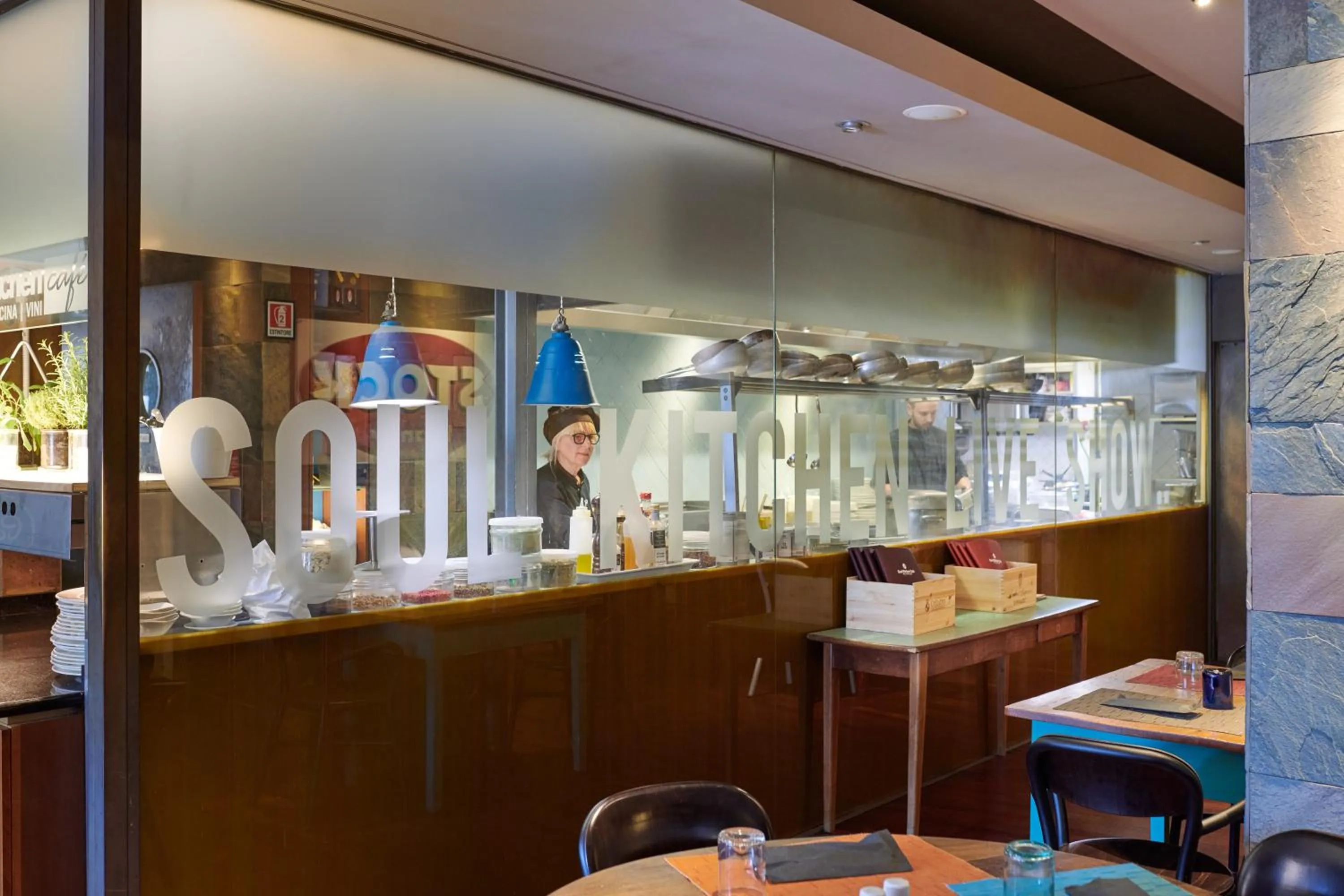 Restaurant/places to eat in Hotel Plaza