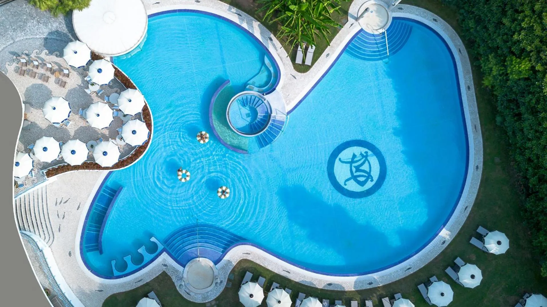 Swimming pool in Hotel Mioni Pezzato