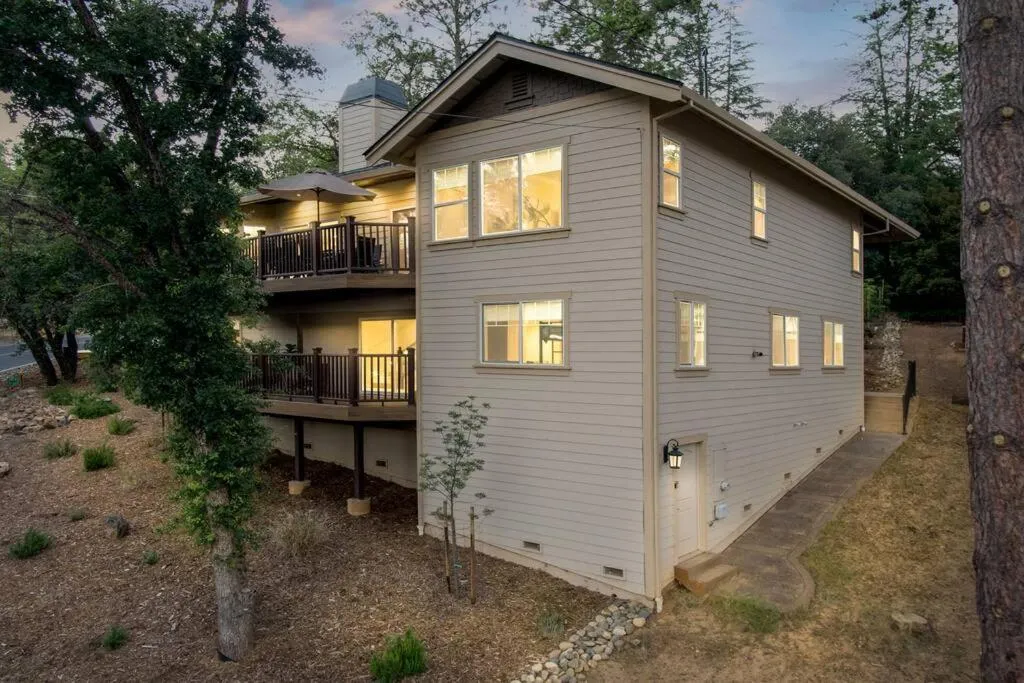 New Luxury 5BR Cabin in Pine Mountain Lake! 1 Minute to Beach! Massage Chair! Close to Yosemite! Perfect for Retreats and Escapes All Seasons!