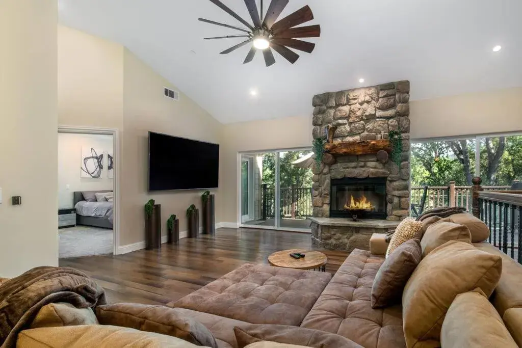 New Luxury 5BR Cabin in Pine Mountain Lake! 1 Minute to Beach! Massage Chair! Close to Yosemite! Perfect for Retreats and Escapes All Seasons! New Luxury 5BR Cabin in Pine Mountain Lake! 1 Minute to Beach! Massage Chair! Close to Yosemite! Perfect for Retreats and Escapes All Seasons!