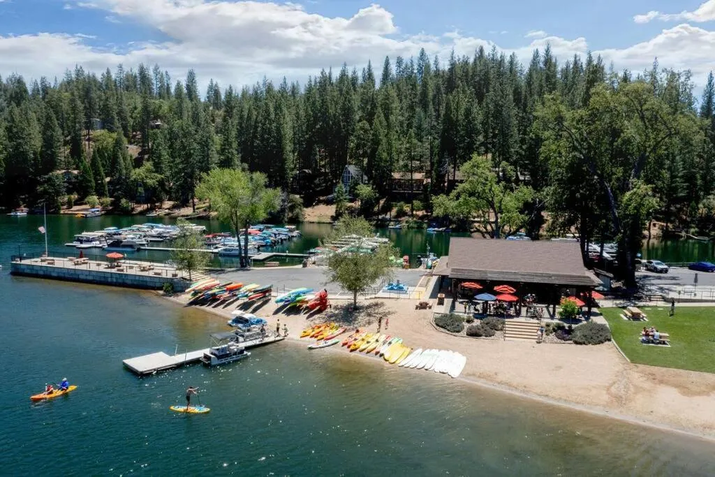 New Luxury 5BR Cabin in Pine Mountain Lake! 1 Minute to Beach! Massage Chair! Close to Yosemite! Perfect for Retreats and Escapes All Seasons!