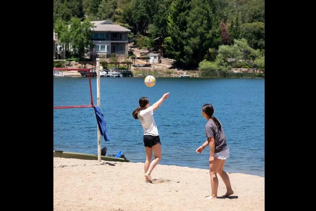 New Luxury 5BR Cabin in Pine Mountain Lake! 1 Minute to Beach! Massage Chair! Close to Yosemite! Perfect for Retreats and Escapes All Seasons!