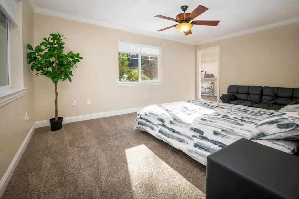 Bed in New Luxury 5BR Cabin in Pine Mountain Lake! 1 Minute to Beach! Massage Chair! Close to Yosemite! Perfect for Retreats and Escapes All Seasons!