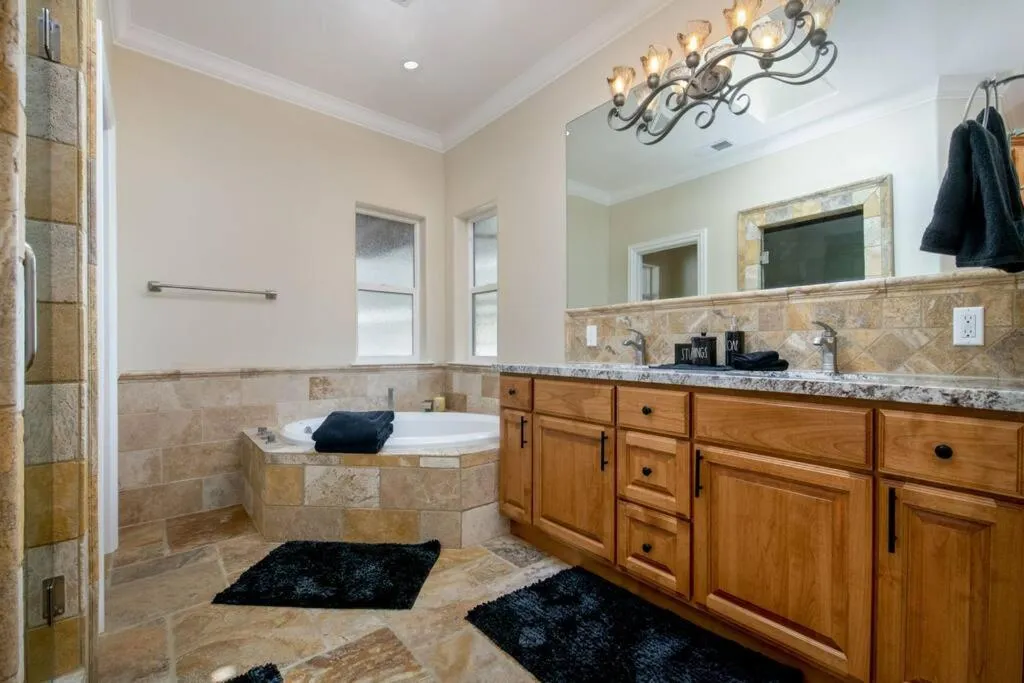 New Luxury 5BR Cabin in Pine Mountain Lake! 1 Minute to Beach! Massage Chair! Close to Yosemite! Perfect for Retreats and Escapes All Seasons!