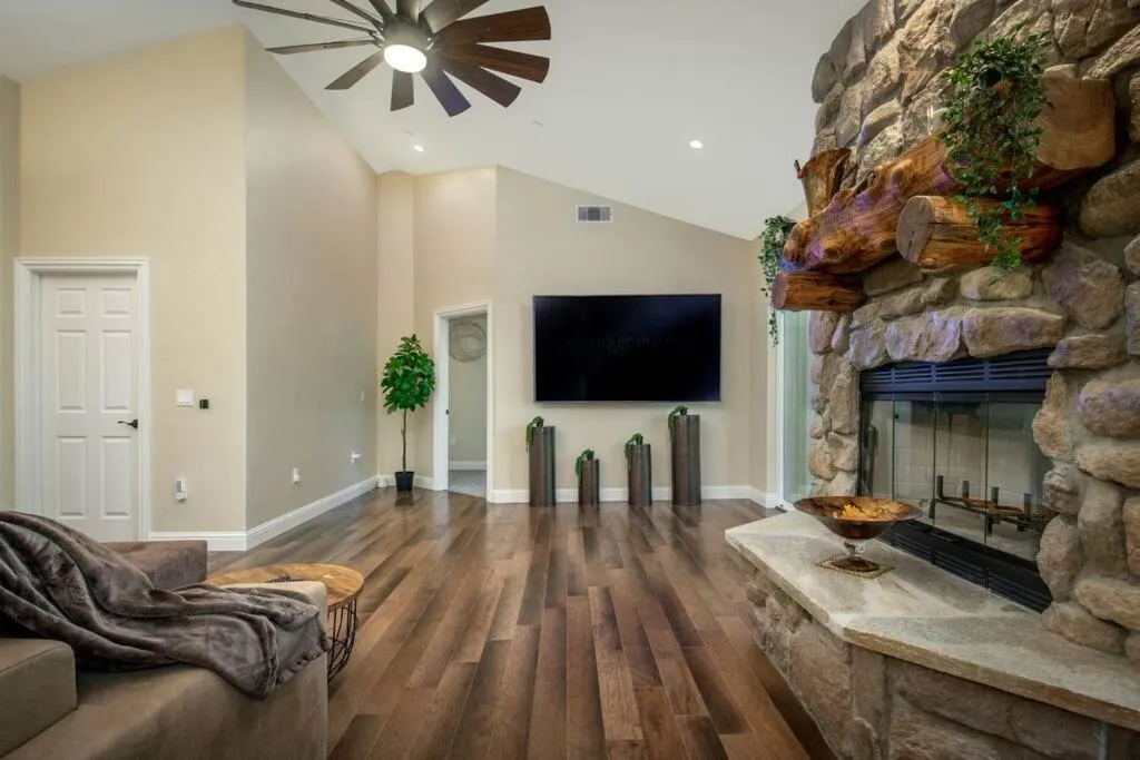 New Luxury 5BR Cabin in Pine Mountain Lake! 1 Minute to Beach! Massage Chair! Close to Yosemite! Perfect for Retreats and Escapes All Seasons!