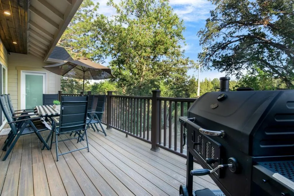 BBQ facilities in New Luxury 5BR Cabin in Pine Mountain Lake! 1 Minute to Beach! Massage Chair! Close to Yosemite! Perfect for Retreats and Escapes All Seasons!
