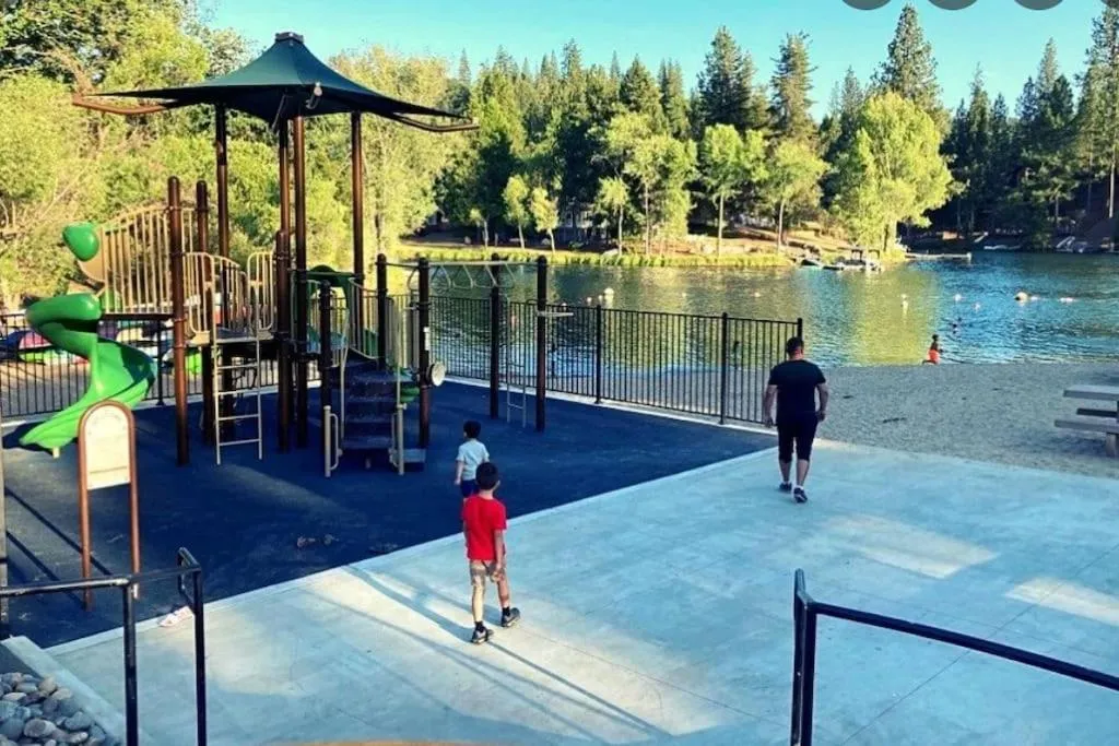 New Luxury 5BR Cabin in Pine Mountain Lake! 1 Minute to Beach! Massage Chair! Close to Yosemite! Perfect for Retreats and Escapes All Seasons!