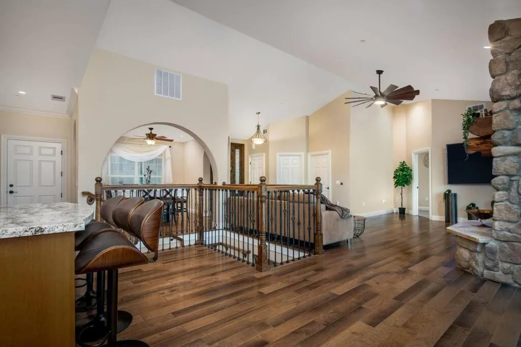 New Luxury 5BR Cabin in Pine Mountain Lake! 1 Minute to Beach! Massage Chair! Close to Yosemite! Perfect for Retreats and Escapes All Seasons!