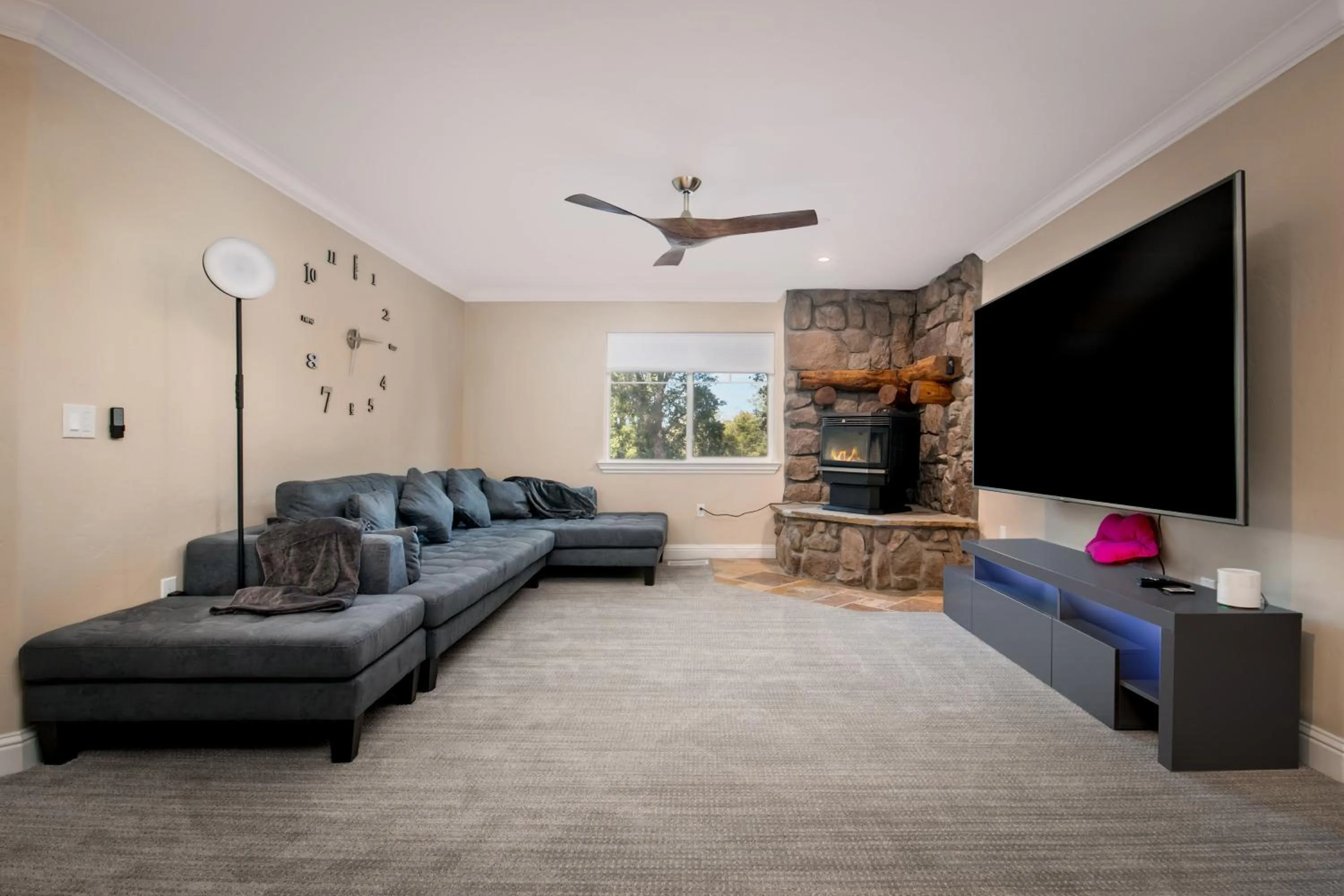 Living room in New Luxury 5BR Cabin in Pine Mountain Lake! 1 Minute to Beach! Massage Chair! Close to Yosemite! Perfect for Retreats and Escapes All Seasons!