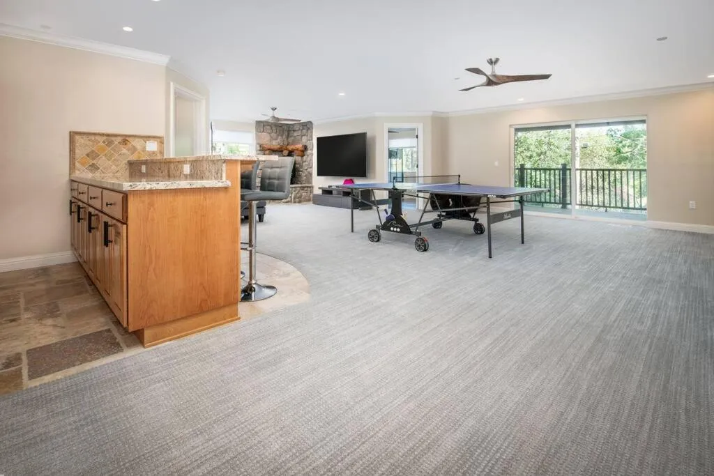 Game Room in New Luxury 5BR Cabin in Pine Mountain Lake! 1 Minute to Beach! Massage Chair! Close to Yosemite! Perfect for Retreats and Escapes All Seasons!