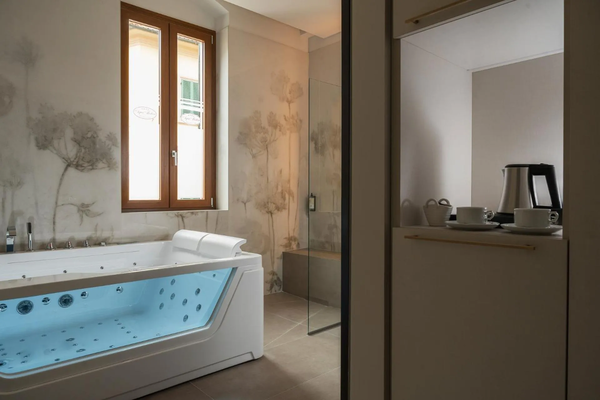 Hot Tub in Hotel Parma e Oriente Wellness & Spa