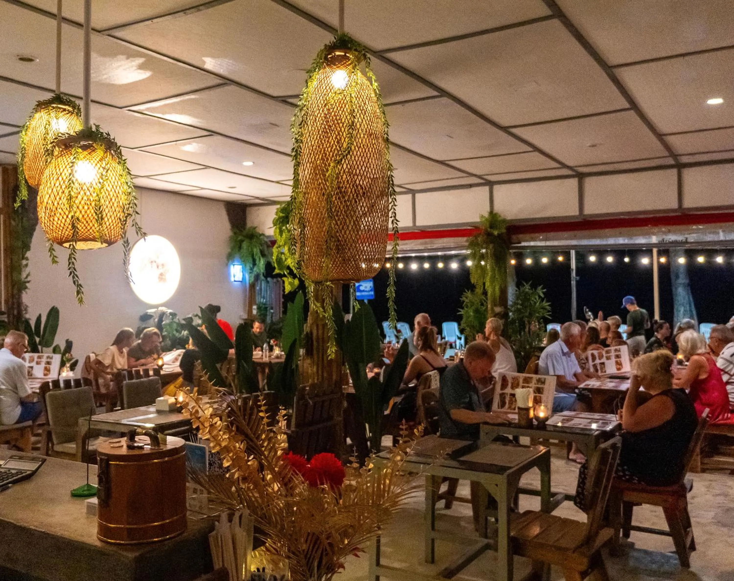 Restaurant/places to eat in Deng's kamala beach Guesthouse