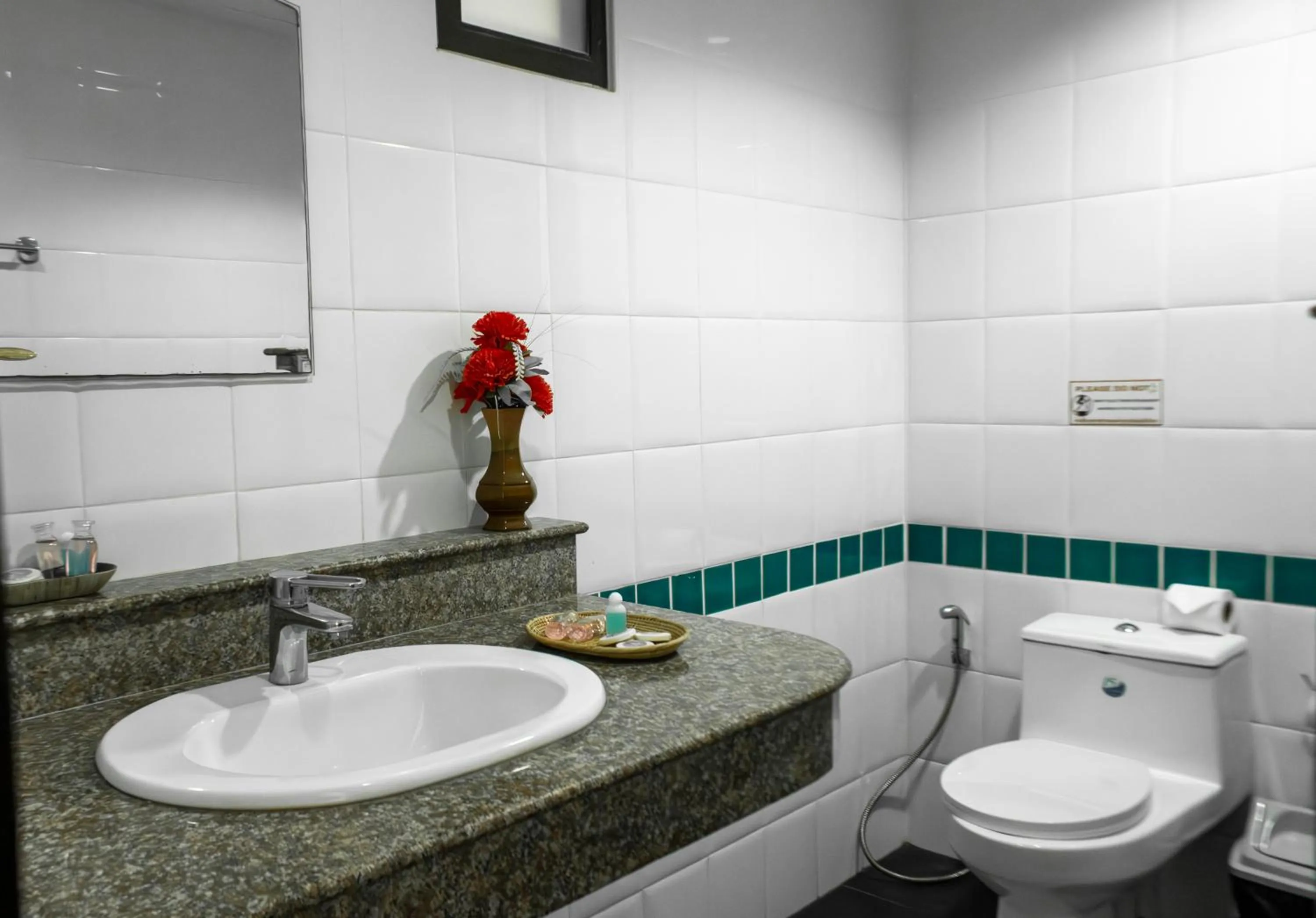 Bathroom in Deng's kamala beach Guesthouse