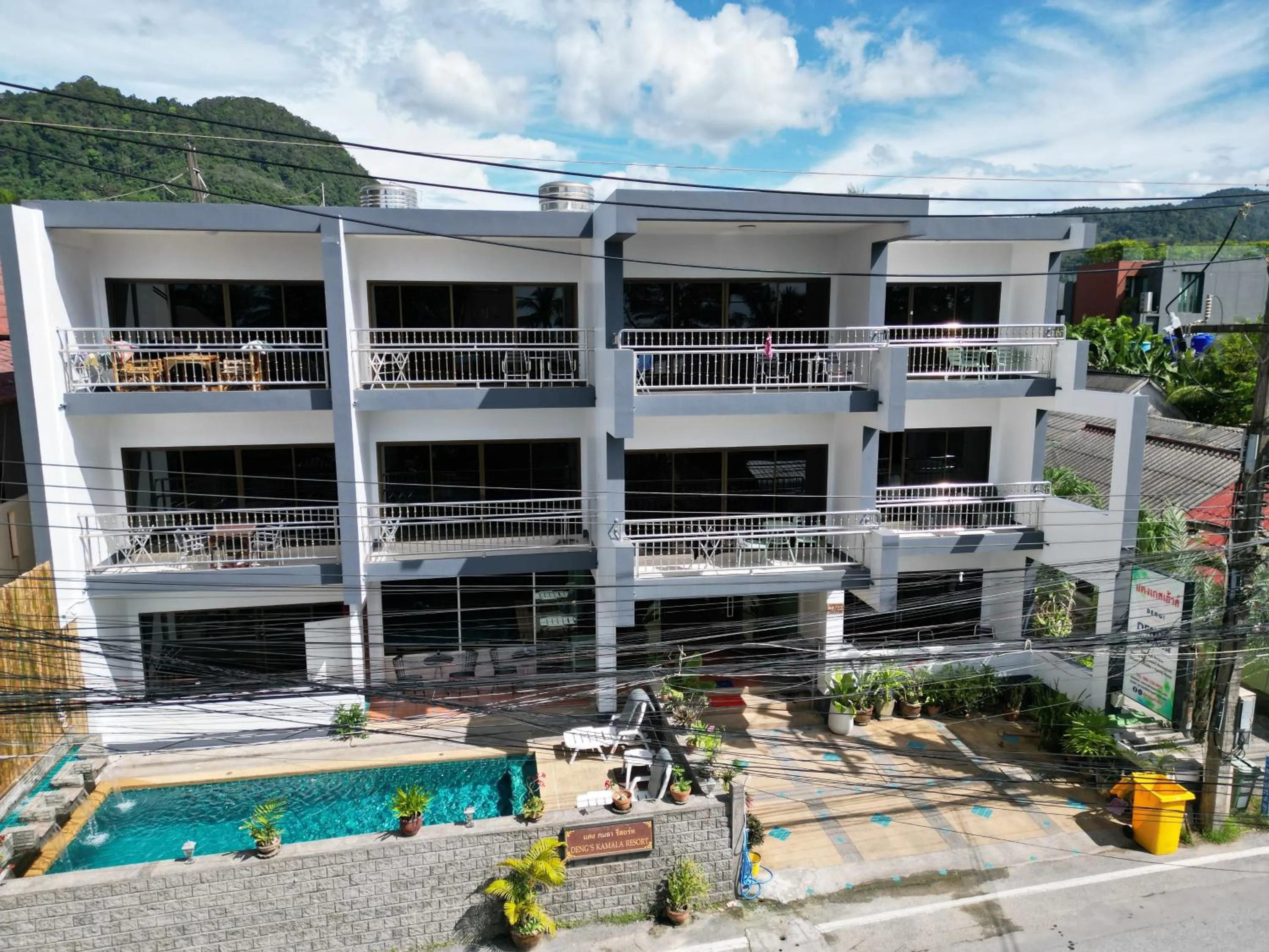 Property building in Deng's kamala beach Guesthouse