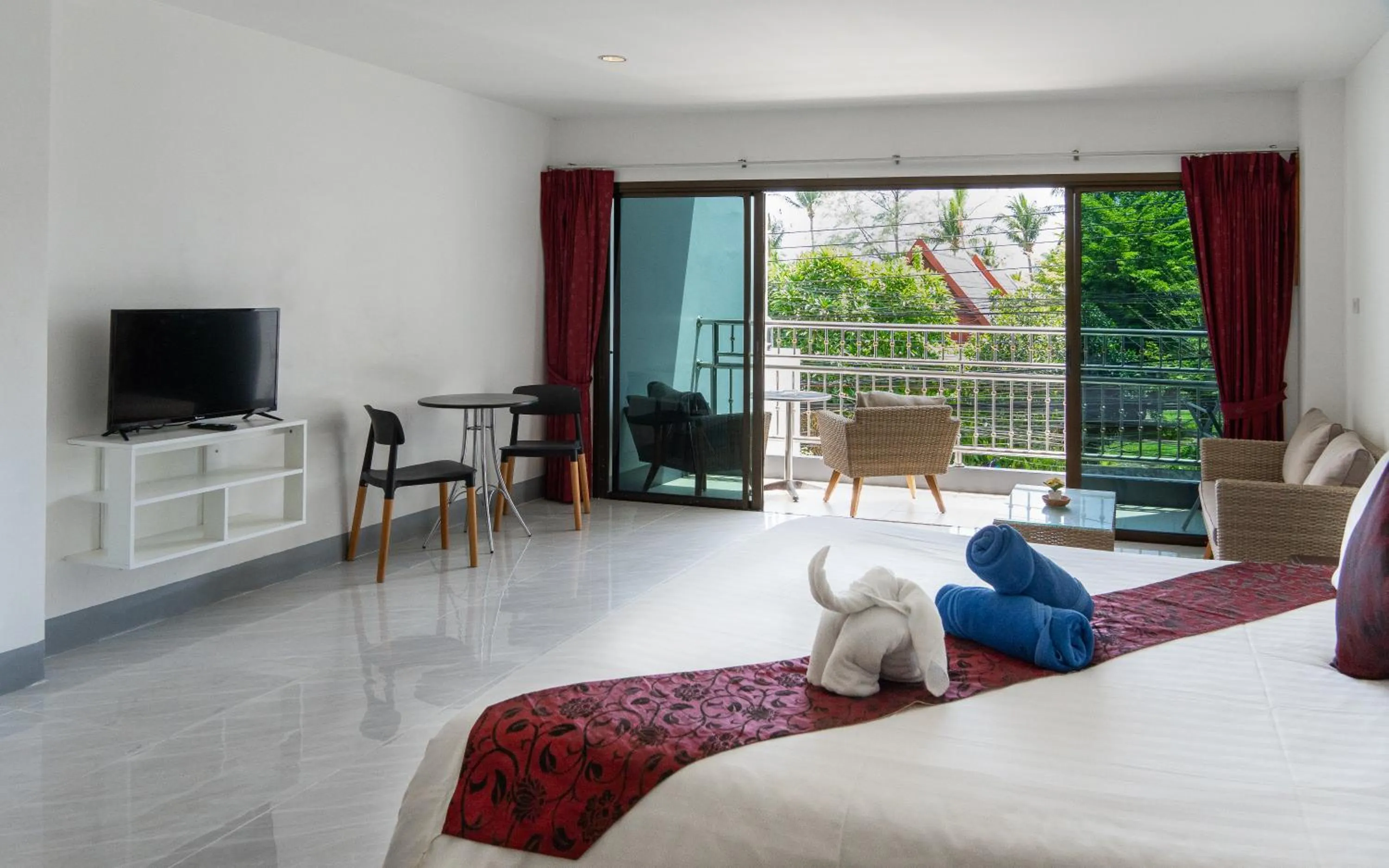 Bed in Deng's kamala beach Guesthouse