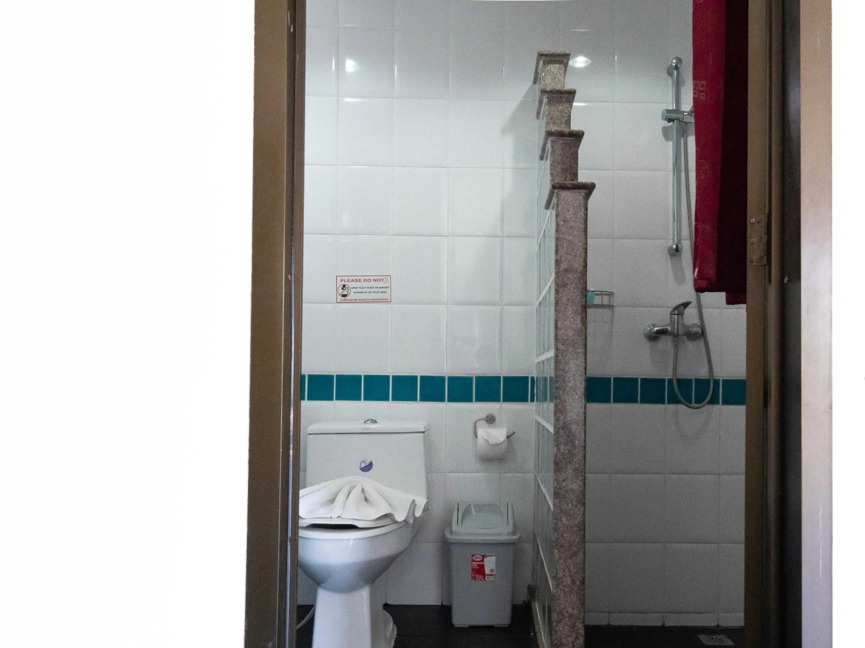 Bathroom in Deng's kamala beach Guesthouse