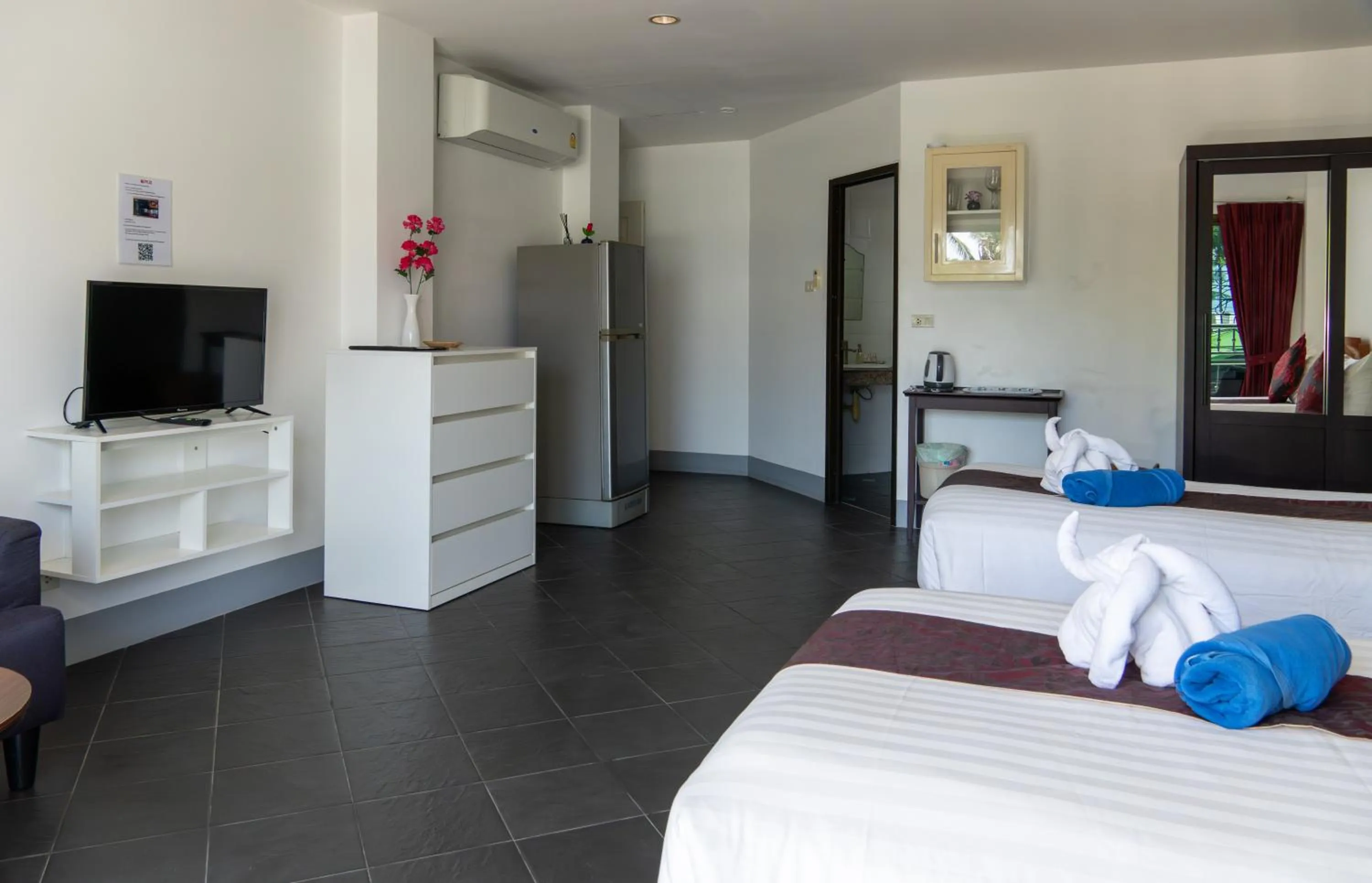 TV and multimedia, Bed in Deng's kamala beach Guesthouse