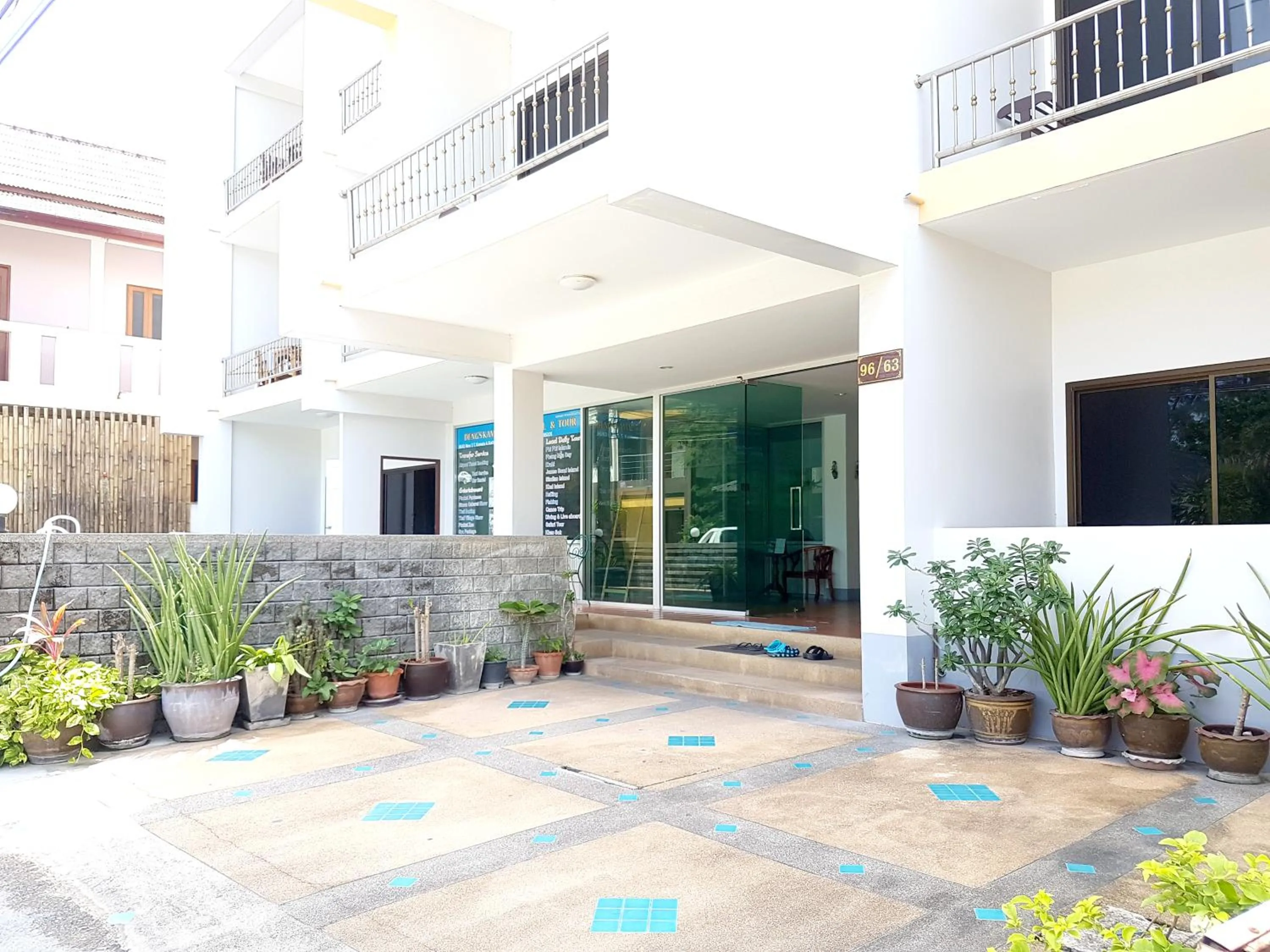 Facade/entrance in Deng's kamala beach Guesthouse