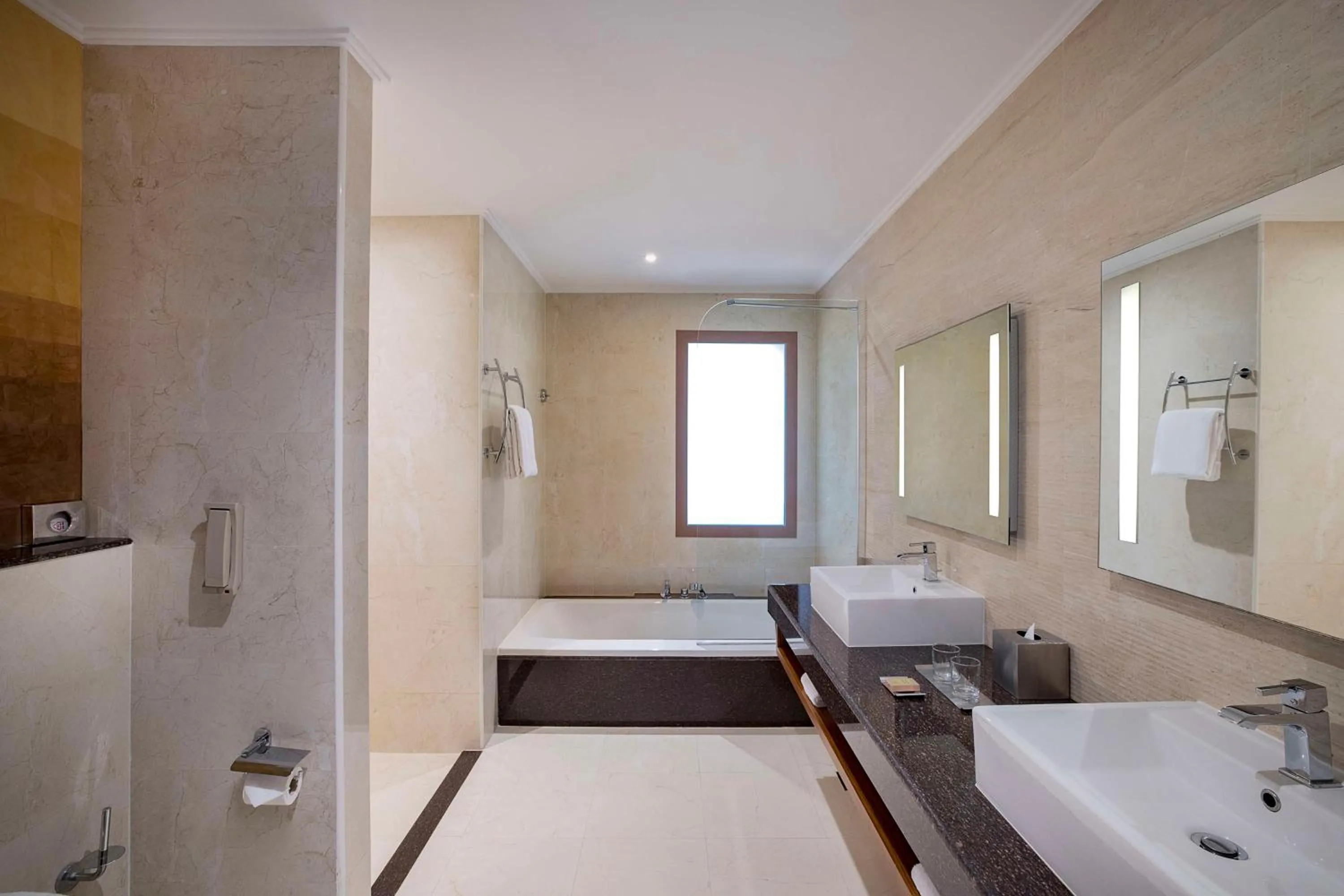 Bathroom, Bed in DoubleTree by Hilton Resort & Spa Marjan Island