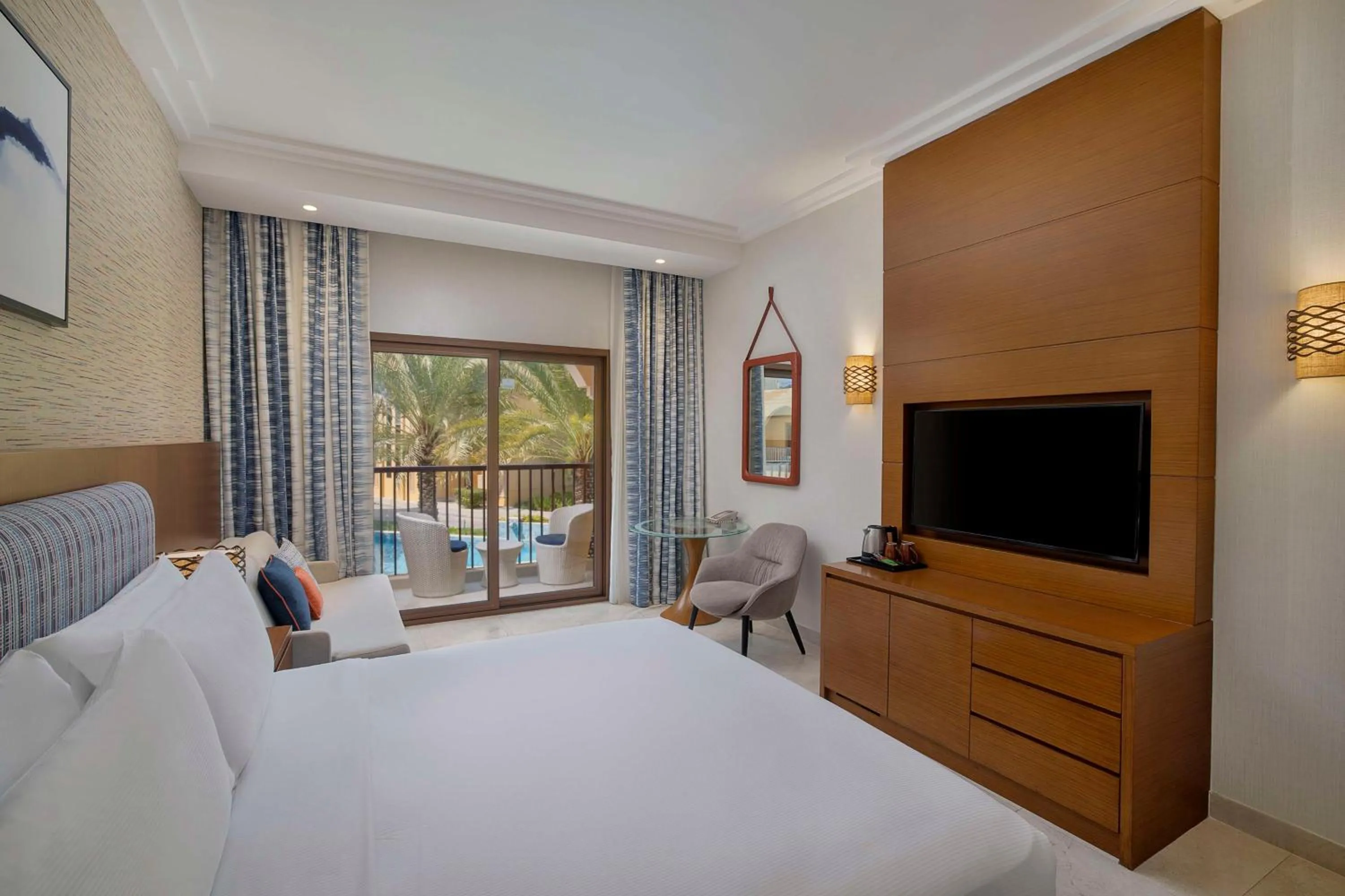 Living room, Bed in DoubleTree by Hilton Resort & Spa Marjan Island