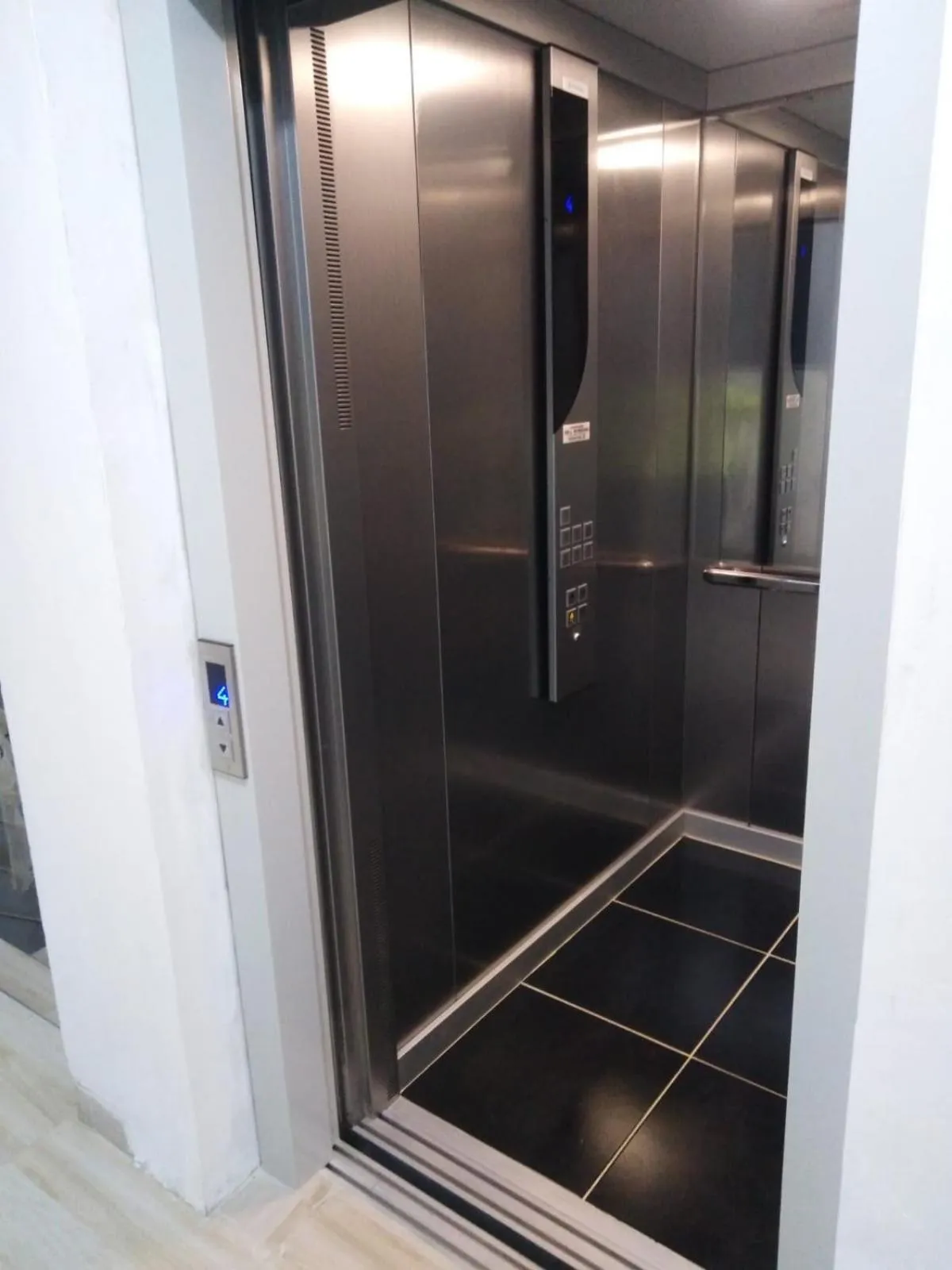 elevator in Hotel Royal Olympic