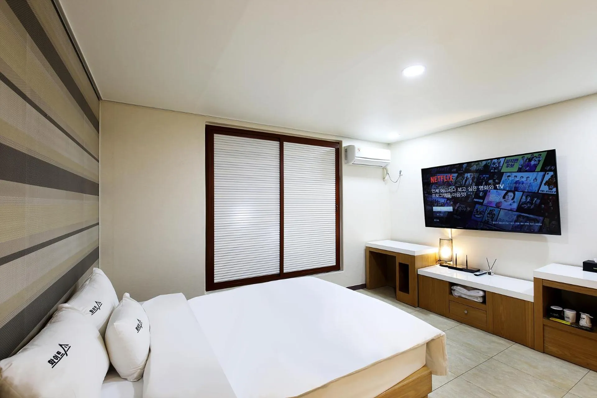 TV and multimedia, Bed in White Tourist Hotel
