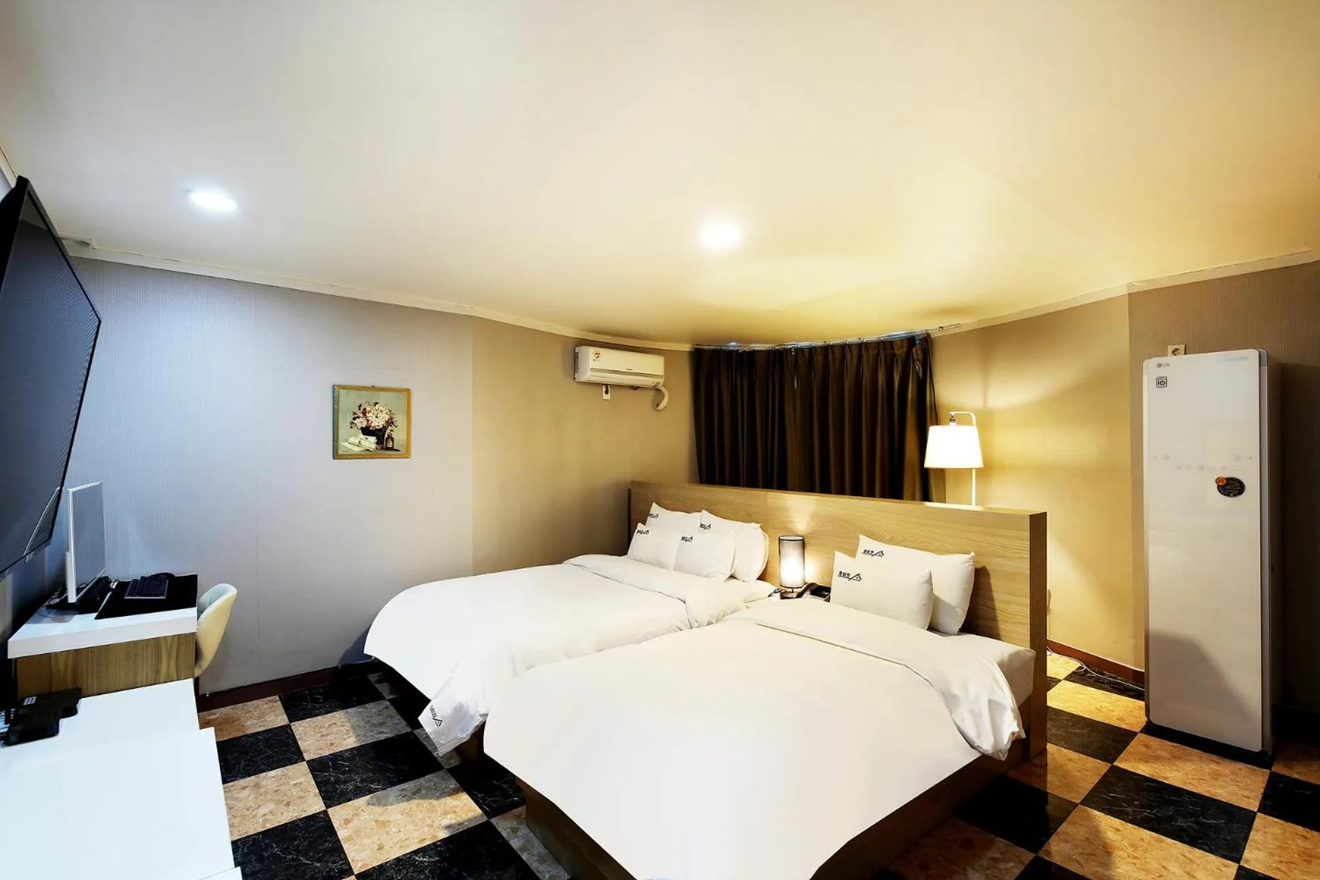 Bed in White Tourist Hotel