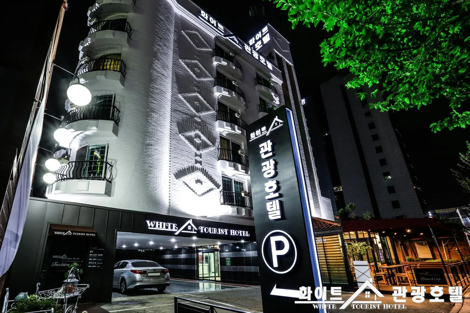 Facade/entrance in White Tourist Hotel