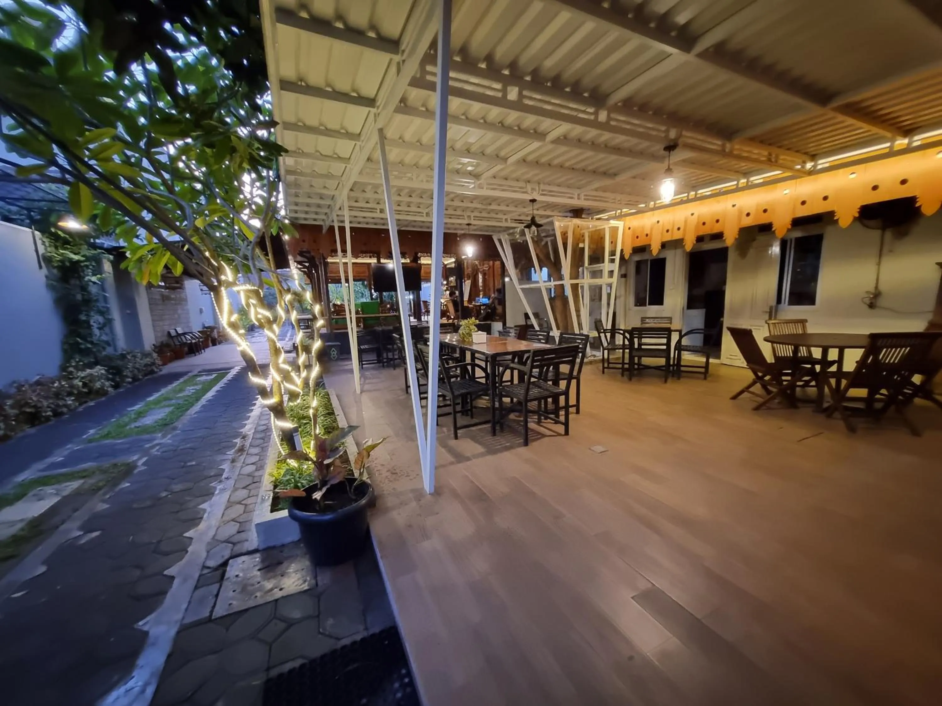 Restaurant/places to eat in Omah Nayan