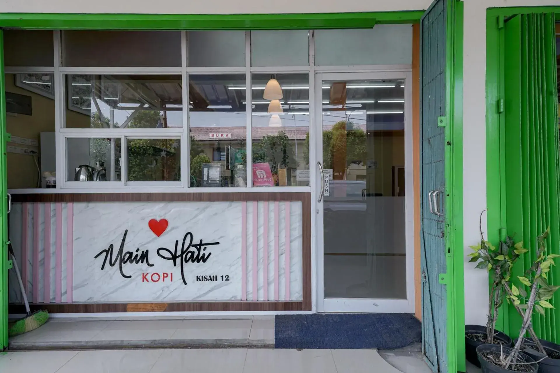 Facade/entrance in Urbanview Hotel Gatot Subroto Lampung by RedDoorz Facade/entrance in Urbanview Hotel Gatot Subroto Lampung by RedDoorz