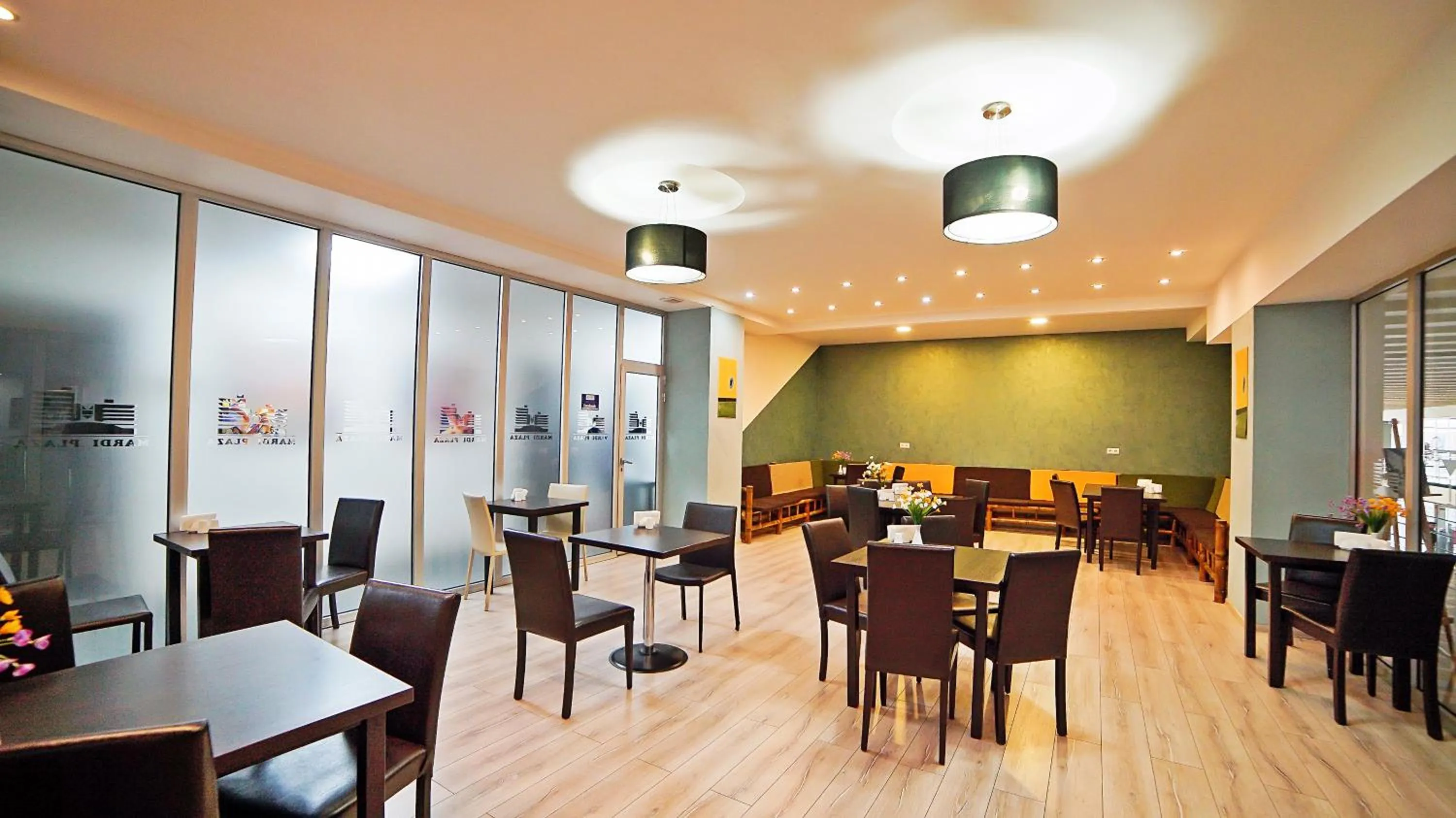 Restaurant/places to eat in Mardi Plaza Hotel