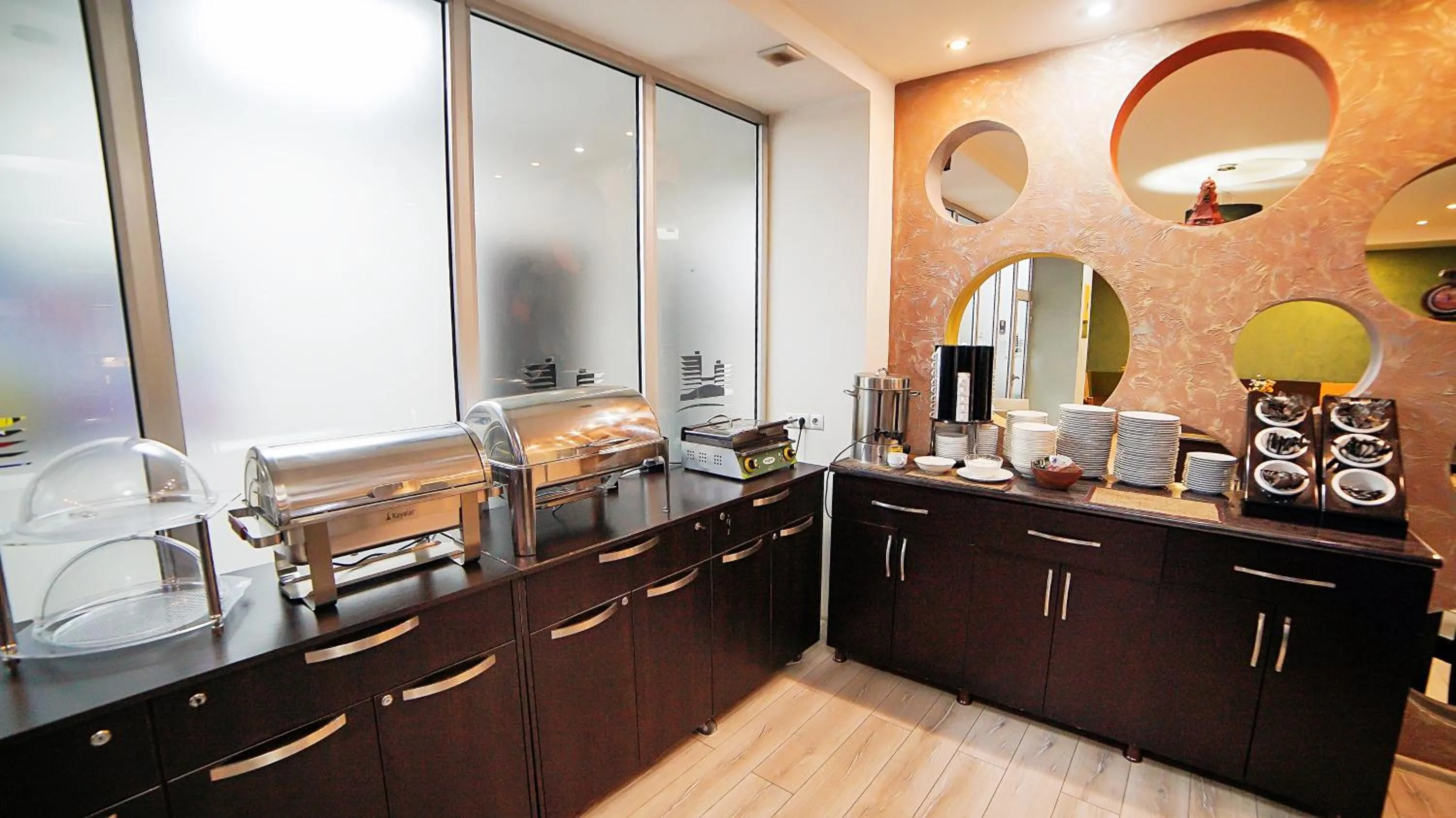 Restaurant/places to eat in Mardi Plaza Hotel