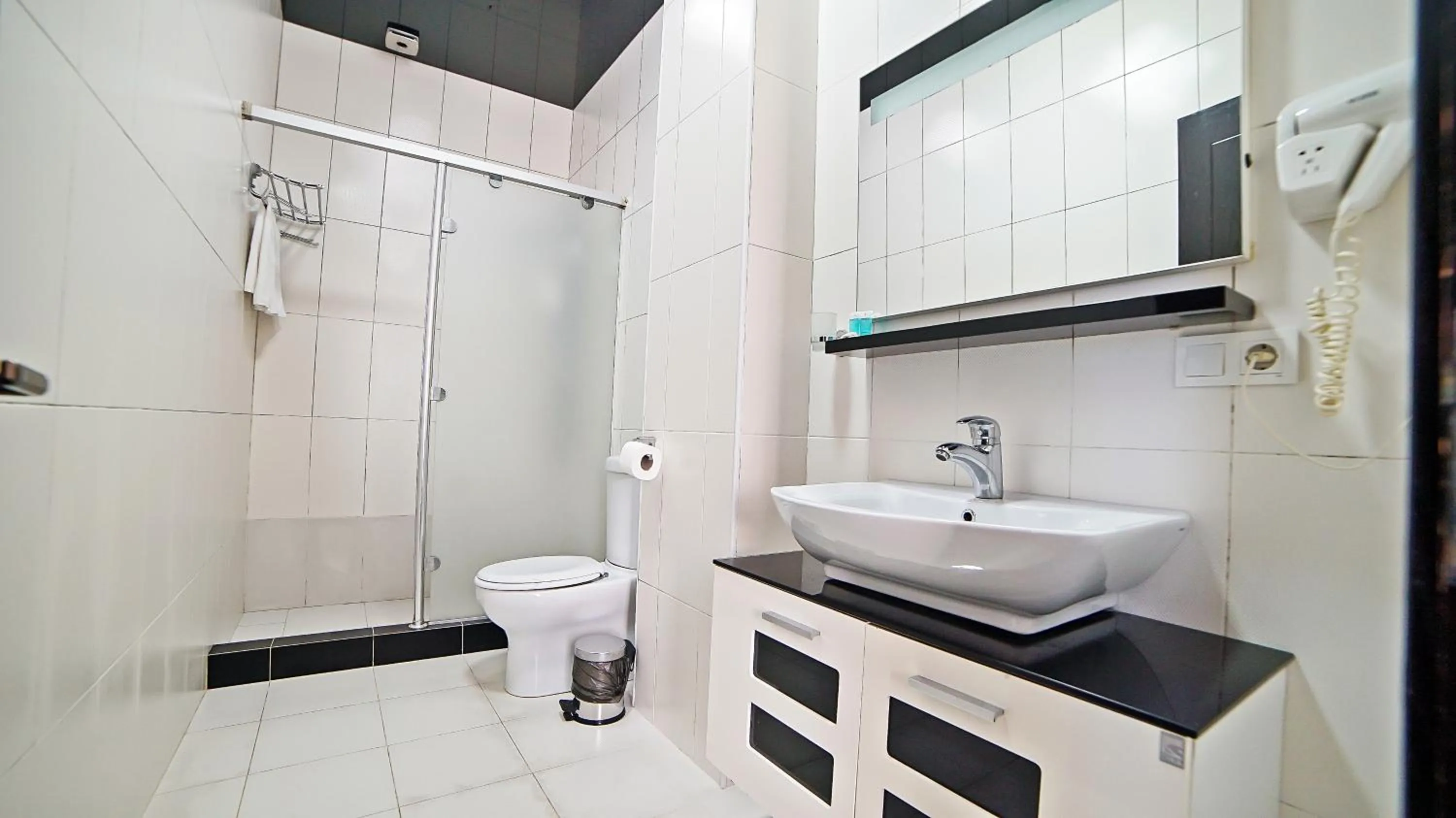 Shower in Mardi Plaza Hotel